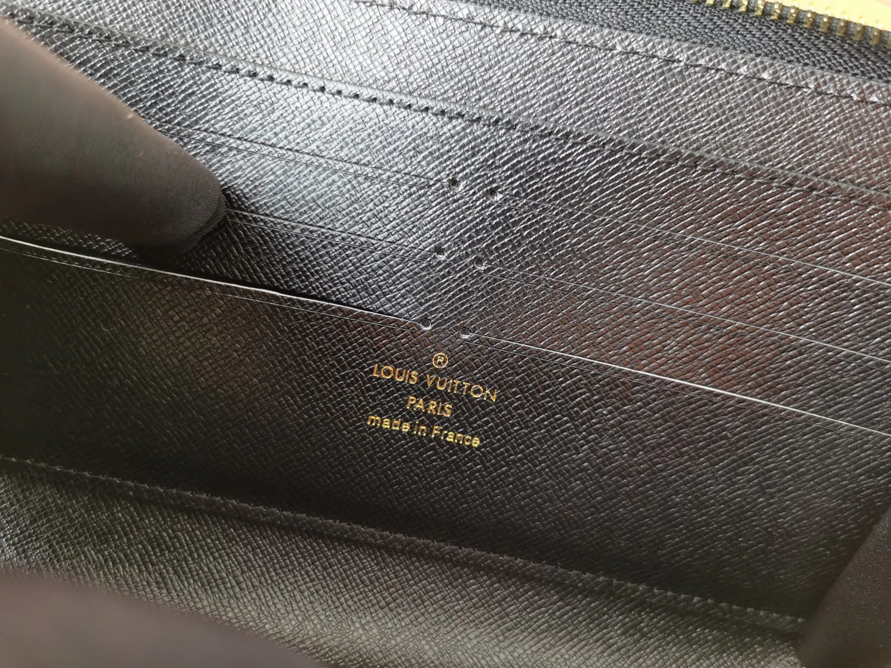 P160💰Top original version💎【Real shot with home background】Zippy Dragonne zipper wallet M69037# Pays tribute to Louis Vuitton's tradition of traveling and making suitcases. The wallet is decorated with travel-style patches and the Louis Vuitton logo. With its compact interior and simple design, this wallet is ideal for everyday use. 19.0x11.0x3.5cm