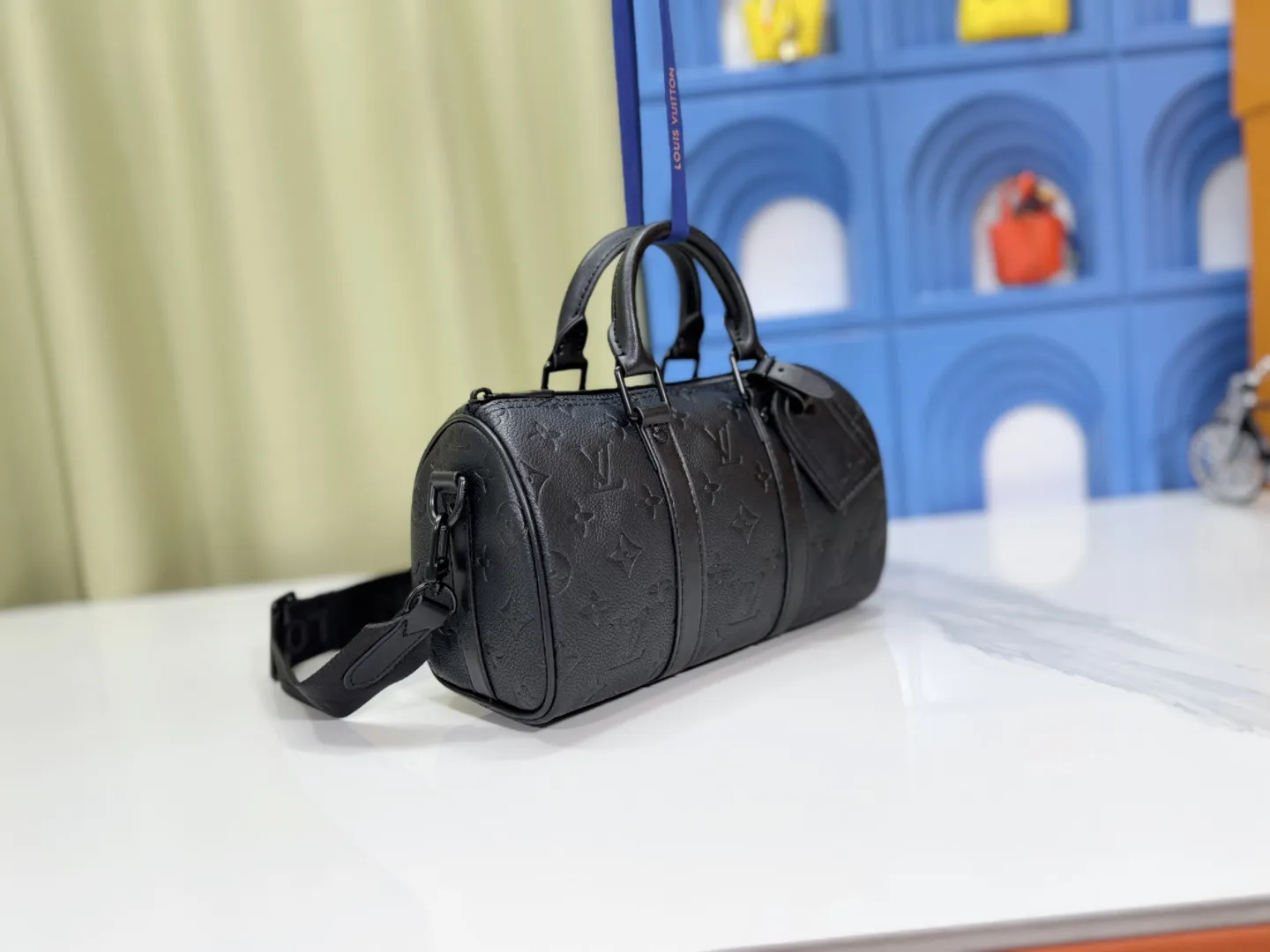P240 M20900 black full leather (matched matte leather) pillow bag series keepall xs handbag keepall xs handbag condenses the design of Louis Vuitton's classic keepall travel bag, using monogram seal cowhide to reflect the iconic monogram embossing, conveying a rich touch, paired with double handles and adjustable shoulder straps, making it a stylish travel companion. 25×15×11 cm