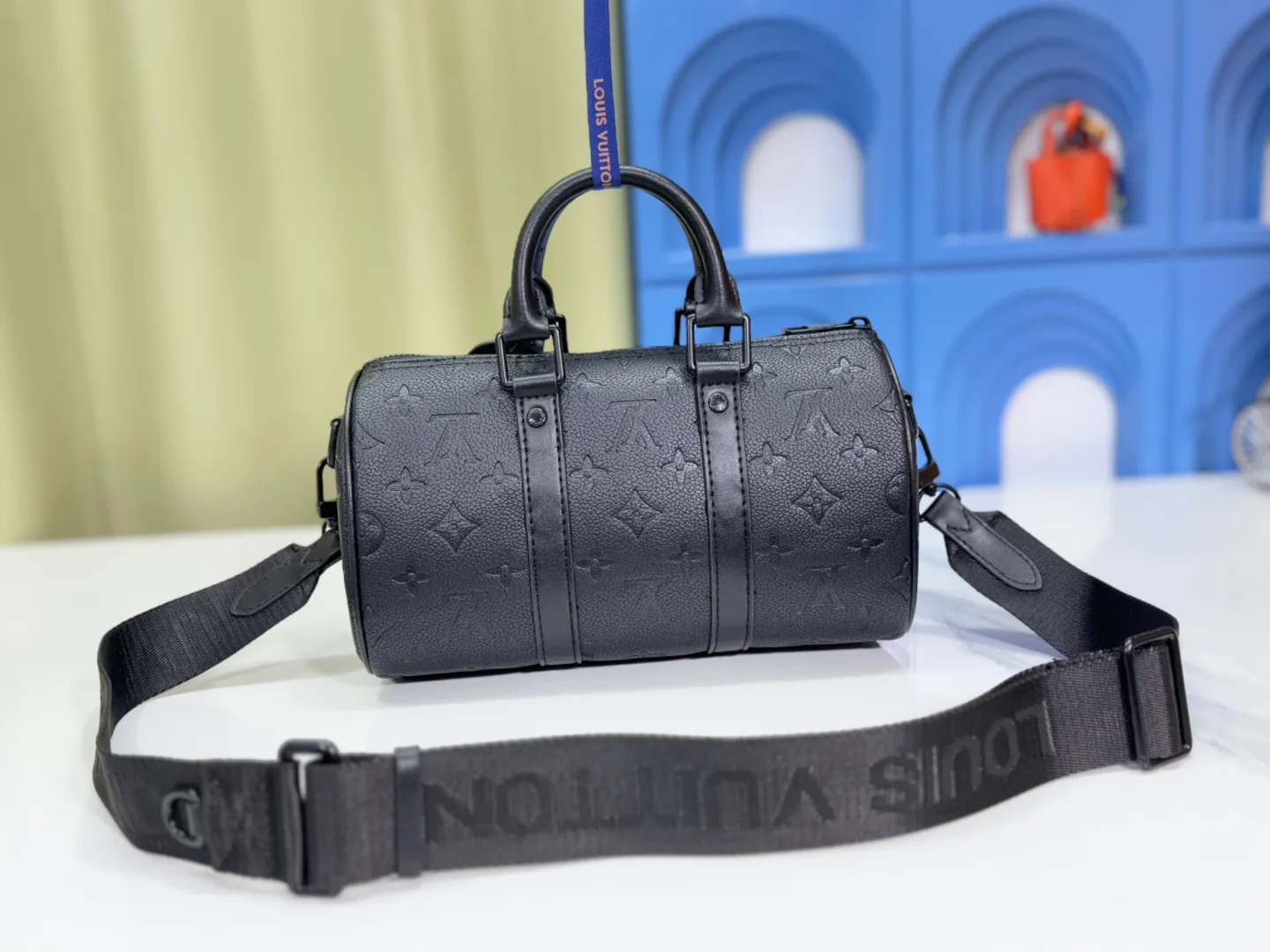 P240 M20900 black full leather (matched matte leather) pillow bag series keepall xs handbag keepall xs handbag condenses the design of Louis Vuitton's classic keepall travel bag, using monogram seal cowhide to reflect the iconic monogram embossing, conveying a rich touch, paired with double handles and adjustable shoulder straps, making it a stylish travel companion. 25×15×11 cm