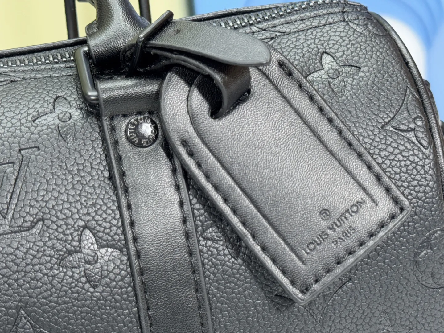 P240 M20900 black full leather (matched matte leather) pillow bag series keepall xs handbag keepall xs handbag condenses the design of Louis Vuitton's classic keepall travel bag, using monogram seal cowhide to reflect the iconic monogram embossing, conveying a rich touch, paired with double handles and adjustable shoulder straps, making it a stylish travel companion. 25×15×11 cm