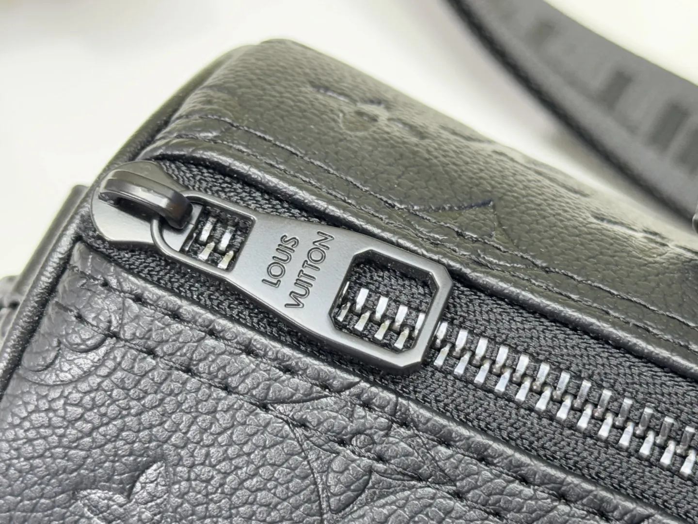 P240 M20900 black full leather (matched matte leather) pillow bag series keepall xs handbag keepall xs handbag condenses the design of Louis Vuitton's classic keepall travel bag, using monogram seal cowhide to reflect the iconic monogram embossing, conveying a rich touch, paired with double handles and adjustable shoulder straps, making it a stylish travel companion. 25×15×11 cm