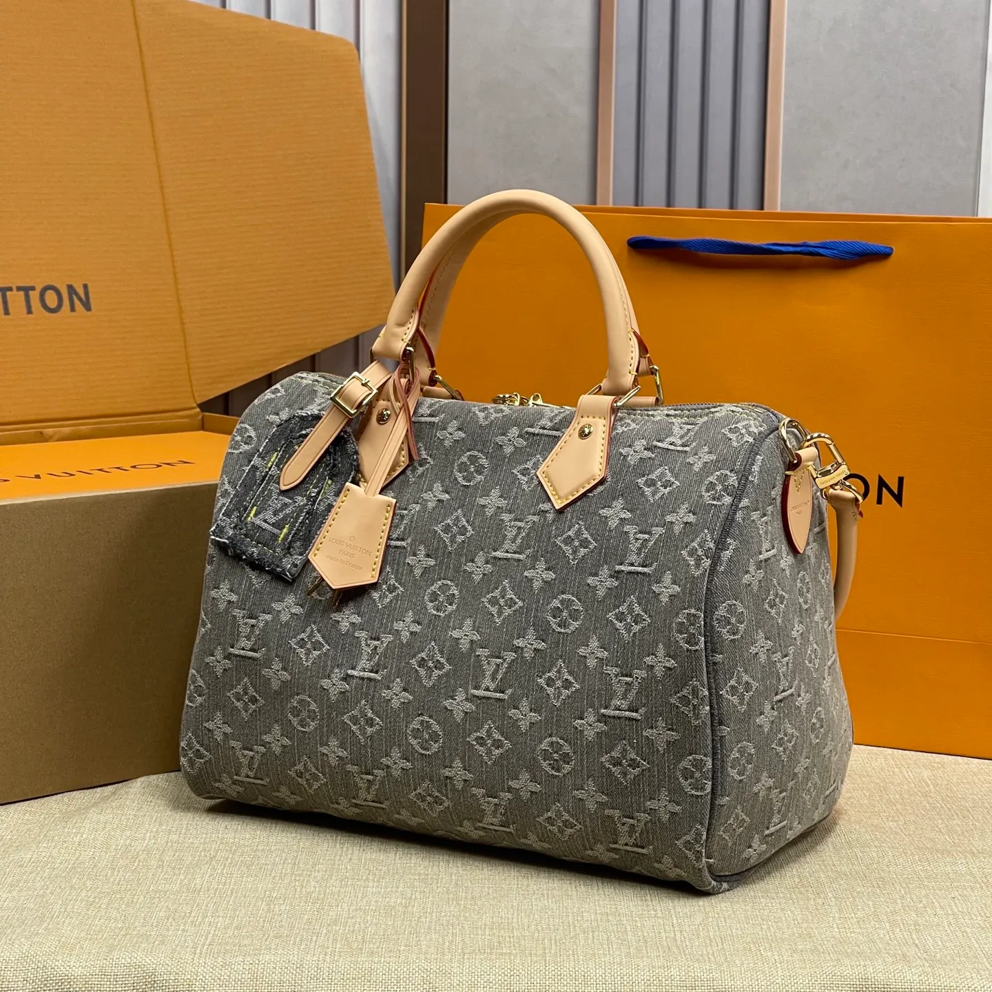 [Upgraded version] P600💰Upgraded version·High quality·With gift box packaging🎁New pillow·Denim series at the counter🌼Model M13344🔥Speedy Soft 30 Crafty handbag accompanies the journey with comfort. Monogram denim canvas brings a soft texture, eye-catching brushwork is incorporated into the lining and key bag, and the boarding pass and hard case decoration highlight the fun and ingenuity. An interior zippered pocket keeps your passport and other important items secure, and the Toron handle adds a gorgeous touch. 21 x 17 x 30 cm (height x width x length)