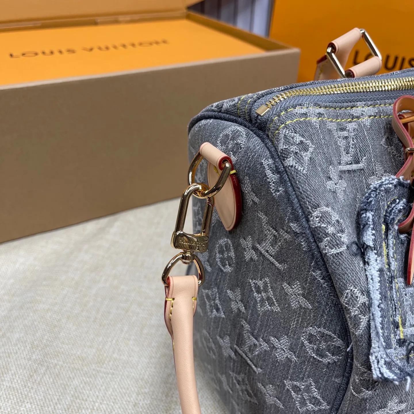[Upgraded version] P600💰Upgraded version·High quality·With gift box packaging🎁New pillow·Denim series at the counter🌼Model M13344🔥Speedy Soft 30 Crafty handbag accompanies the journey with comfort. Monogram denim canvas brings a soft texture, eye-catching brushwork is incorporated into the lining and key bag, and the boarding pass and hard case decoration highlight the fun and ingenuity. An interior zippered pocket keeps your passport and other important items secure, and the Toron handle adds a gorgeous touch. 21 x 17 x 30 cm (height x width x length)
