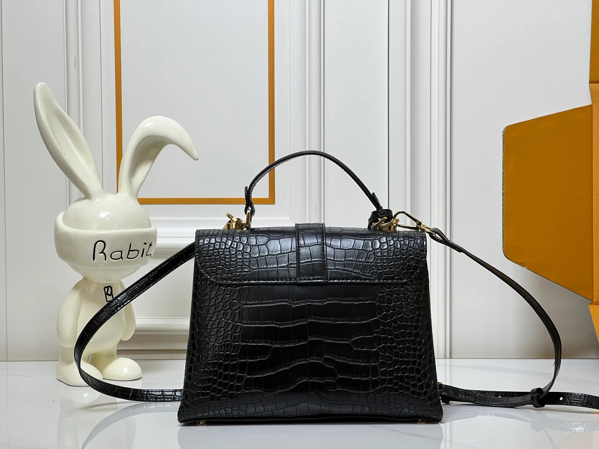 ¥300 80527 N82033.N98925 Crocodile black N98928.N80432 Crocodile pink N99017 Crocodile gray N84714 Himalayan N86012 black with crocodile Rose des Vents small handbag is made of smooth and grained calfskin to outline elegant lines, embellished with golden LV padlocks to shine. Clever use of the top handle and detachable and adjustable shoulder strap create an elegant elbow or practical cross-body style for everyday travel. Medium size Length 27 Width 11 Height 19