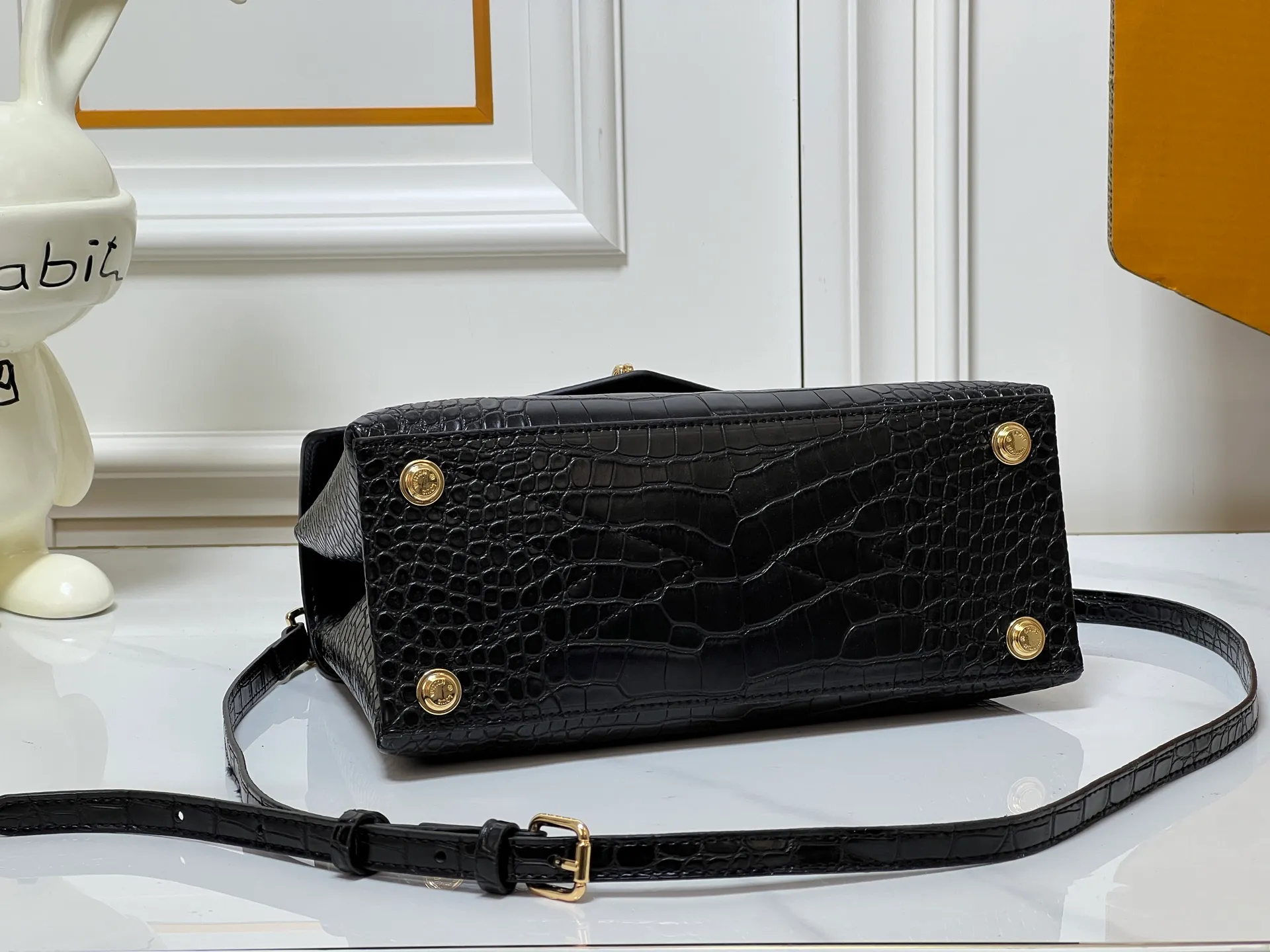 ¥300 80527 N82033.N98925 Crocodile black N98928.N80432 Crocodile pink N99017 Crocodile gray N84714 Himalayan N86012 black with crocodile Rose des Vents small handbag is made of smooth and grained calfskin to outline elegant lines, embellished with golden LV padlocks to shine. Clever use of the top handle and detachable and adjustable shoulder strap create an elegant elbow or practical cross-body style for everyday travel. Medium size Length 27 Width 11 Height 19