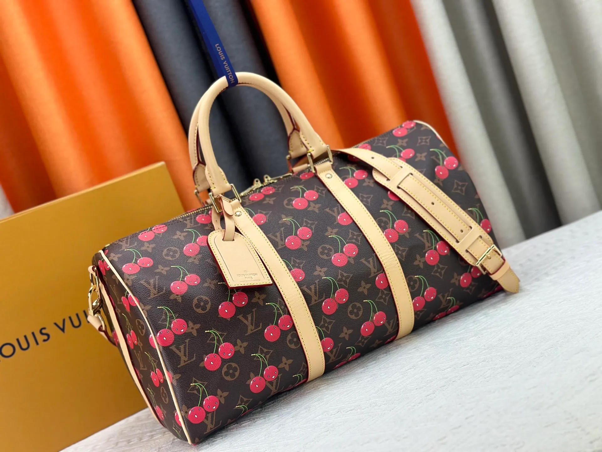P440 Guangzhou Factory M13764 M41416 Keepall Bandoulière 45 travel bag has a new look with the Louis Vuitton x Murakami replica series. Classic Monogram canvas features a patchwork pattern of sweet cherries and a bold lining that reflects the playful aesthetic of renowned Japanese artist Takashi Murakami. Side straps, top handles and adjustable shoulder straps reveal the natural color of the leather, while dazzling hardware completes the look.  27 x 20 x 45 cm (H x W x L) Carry-on dimensions Monogram coated canvas Cow leather trim Textile lining Metal hardware Double zipper closure Internal zip pocket Padlock Designer tag, hot stampable Shoulder strap: removable, adjustable Half-length strap: 36.0 cm Half-length strap adjustable to: 50.0 cm Handle: Double handle