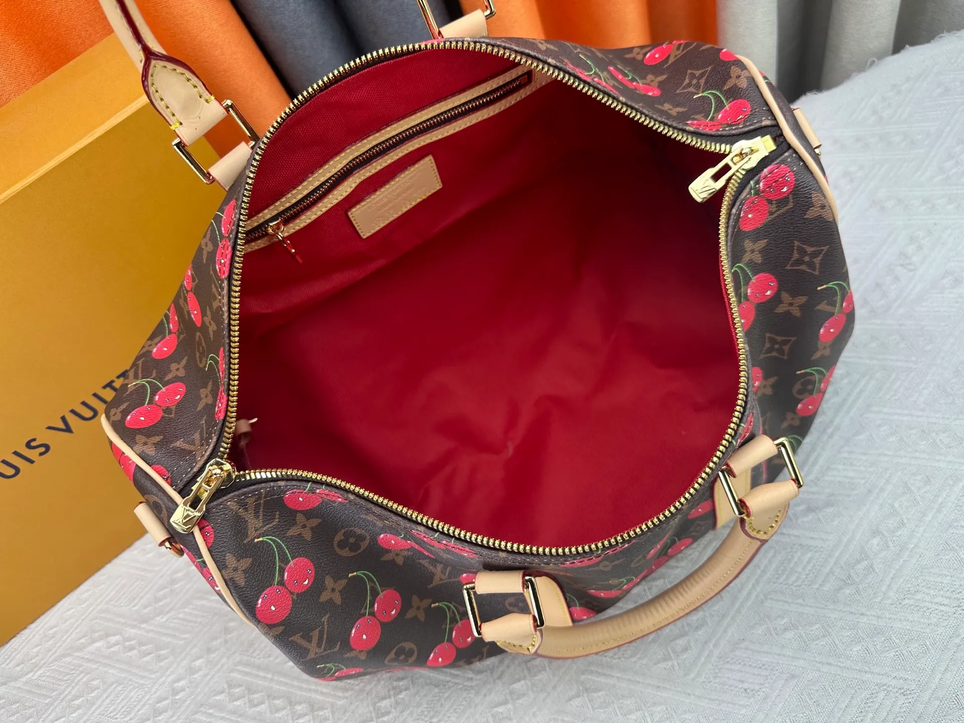 P440 Guangzhou Factory M13764 M41416 Keepall Bandoulière 45 travel bag has a new look with the Louis Vuitton x Murakami replica series. Classic Monogram canvas features a patchwork pattern of sweet cherries and a bold lining that reflects the playful aesthetic of renowned Japanese artist Takashi Murakami. Side straps, top handles and adjustable shoulder straps reveal the natural color of the leather, while dazzling hardware completes the look.  27 x 20 x 45 cm (H x W x L) Carry-on dimensions Monogram coated canvas Cow leather trim Textile lining Metal hardware Double zipper closure Internal zip pocket Padlock Designer tag, hot stampable Shoulder strap: removable, adjustable Half-length strap: 36.0 cm Half-length strap adjustable to: 50.0 cm Handle: Double handle