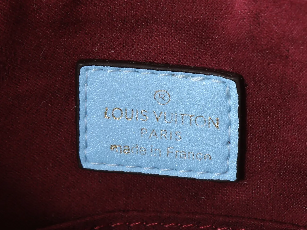 💰260💰Upgraded original version [M55090] The factory-direct Beaubourg Hobo mini handbag is made of Monogram canvas to outline solid lines, the top braided handle reveals the 2019 autumn style, and the hand-dyed edges highlight Louis Vuitton's craftsmanship. LV bag decorations convey elegant charm. Monogram coated canvas, smooth cowhide trim, microfiber lining, detachable top handle for hand or elbow carry, detachable shoulder strap for shoulder or cross-body wear, interior patch pocket, LV leather trim. size: 25*15**21 cm