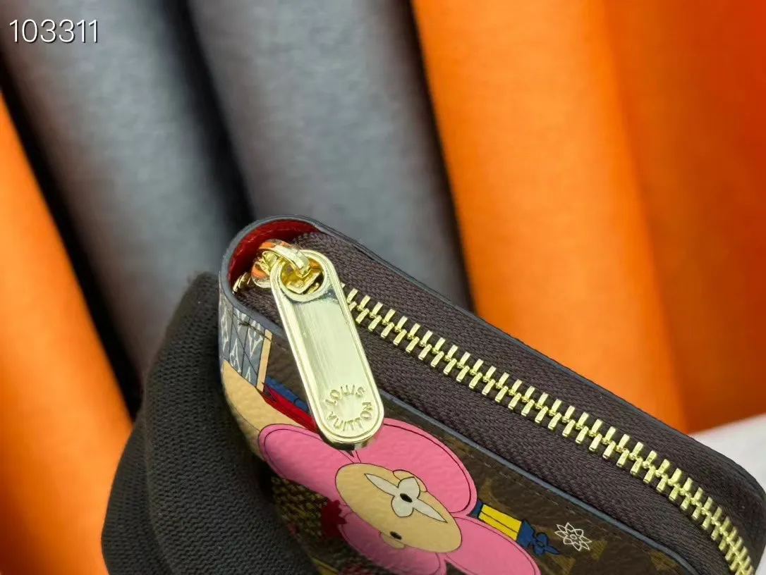 P150💰 M80857M60017 Japan limited wallet "Gibby Wallet", printed with Louis Vuitton's cute mascot "Vivian" illustration on single gram canvas. Brightly colored kites and cute mascots are combined, embellished with tiny single flowers. This is a collectible item that is perfect as a gift for those who love singles. Size: 19x 12.5x 3.0cm, 🎁🎁