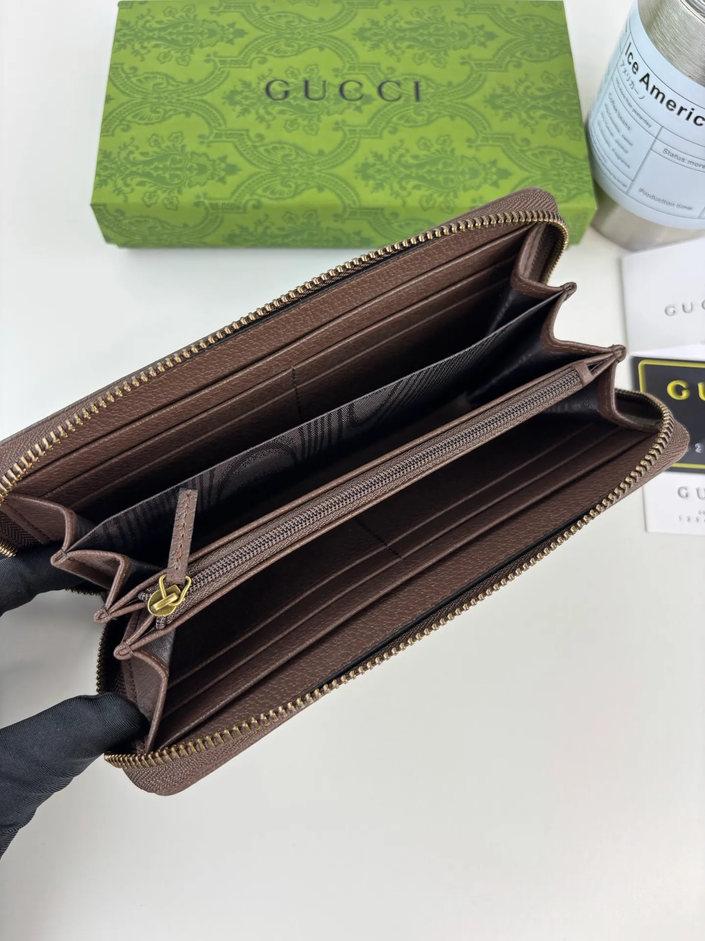 💰170 GUCCl Supreme Wallet The legendary Disney characters continue to inject rich inspiration into the brand's aesthetic concept. The simple and slender wallet features the images of Donald Duck's three little nephews, Huey Dewey and Louie. Style No.: 647940 Size: 19cm x 10cm x 2.5cm Color: Brown