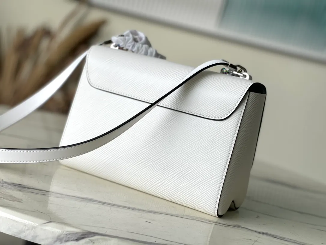 💰1160 Top Original M22029 White This medium-sized Twist handbag is made of Epi grain leather, giving the Twist twist lock and hand chain a beetle-like iridescence. Attach part of the chain to the leather shoulder strap to convert it between shoulder and cross-body wear. Dimensions: 23 x 17 x 9.5 cm