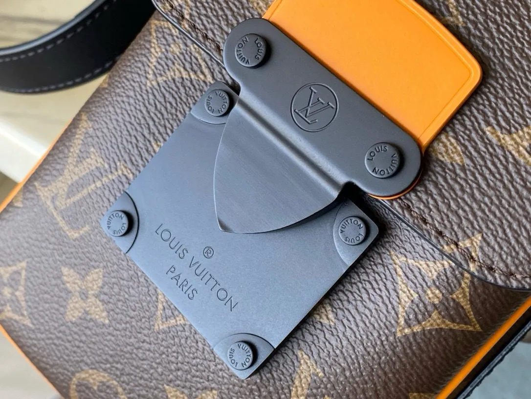💰700 Top Original M82535 Yellow Leather The new S-Lock Vertical Wearable Wallet embosses the iconic Monogram pattern on elegant Taurillon leather, and uses a magnetic closure to recall the traditional hard case lock design. The compact structure can also accommodate daily needs, making it easy to carry personal items with you and making a fashion statement. Dimensions: 12 x 19 x 7 cm