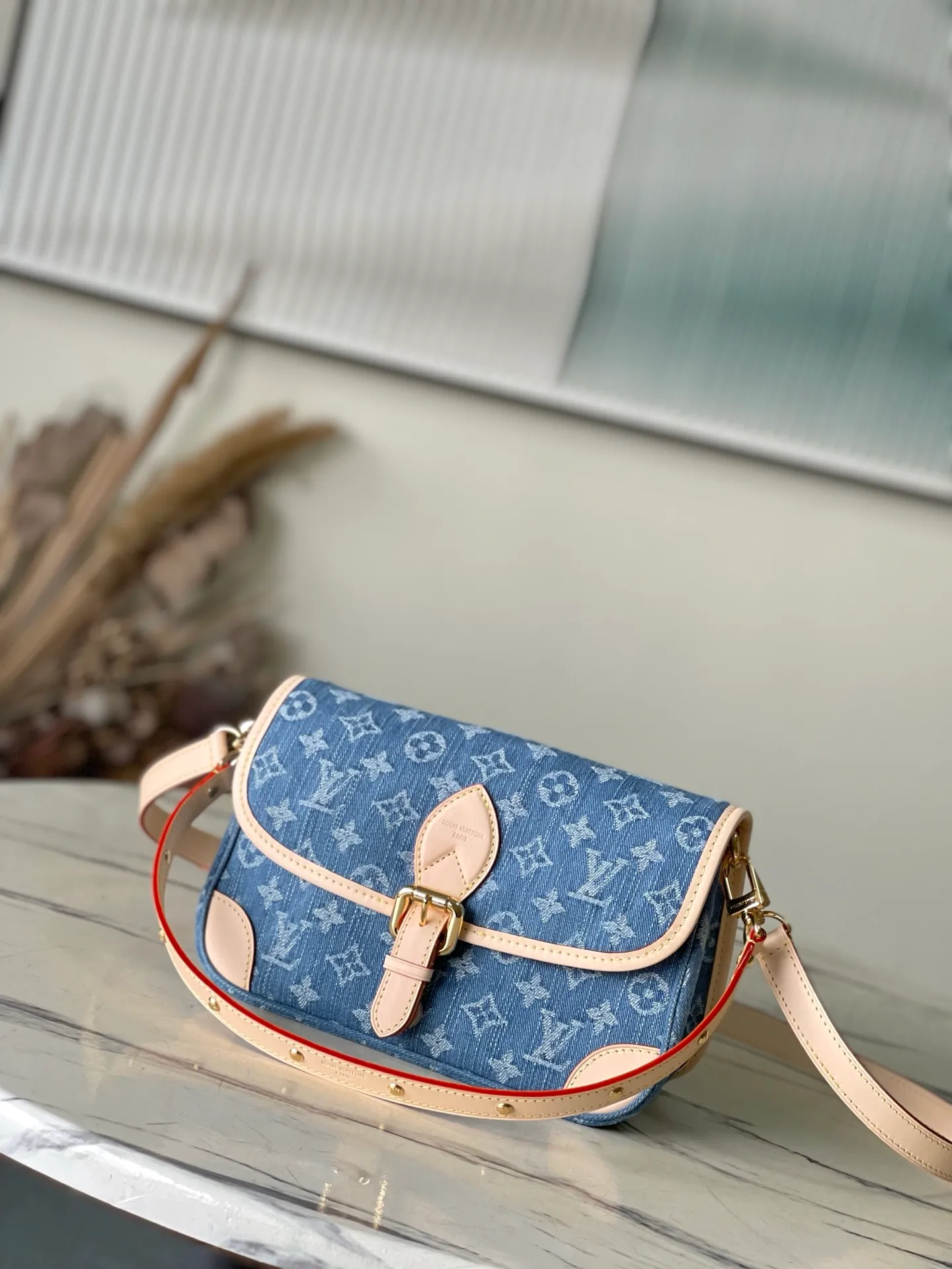 💰1040 Top original order M13070 This Diane handbag is made of classic Monogram denim, decorated with contrasting cow leather trim and dazzling metal parts, using modern touches to interpret the new season interest. The zippered interior pocket keeps valuables secure, and the removable leather shoulder strap allows for a variety of carrying options. Dimensions: 24 × 15 × 9cm