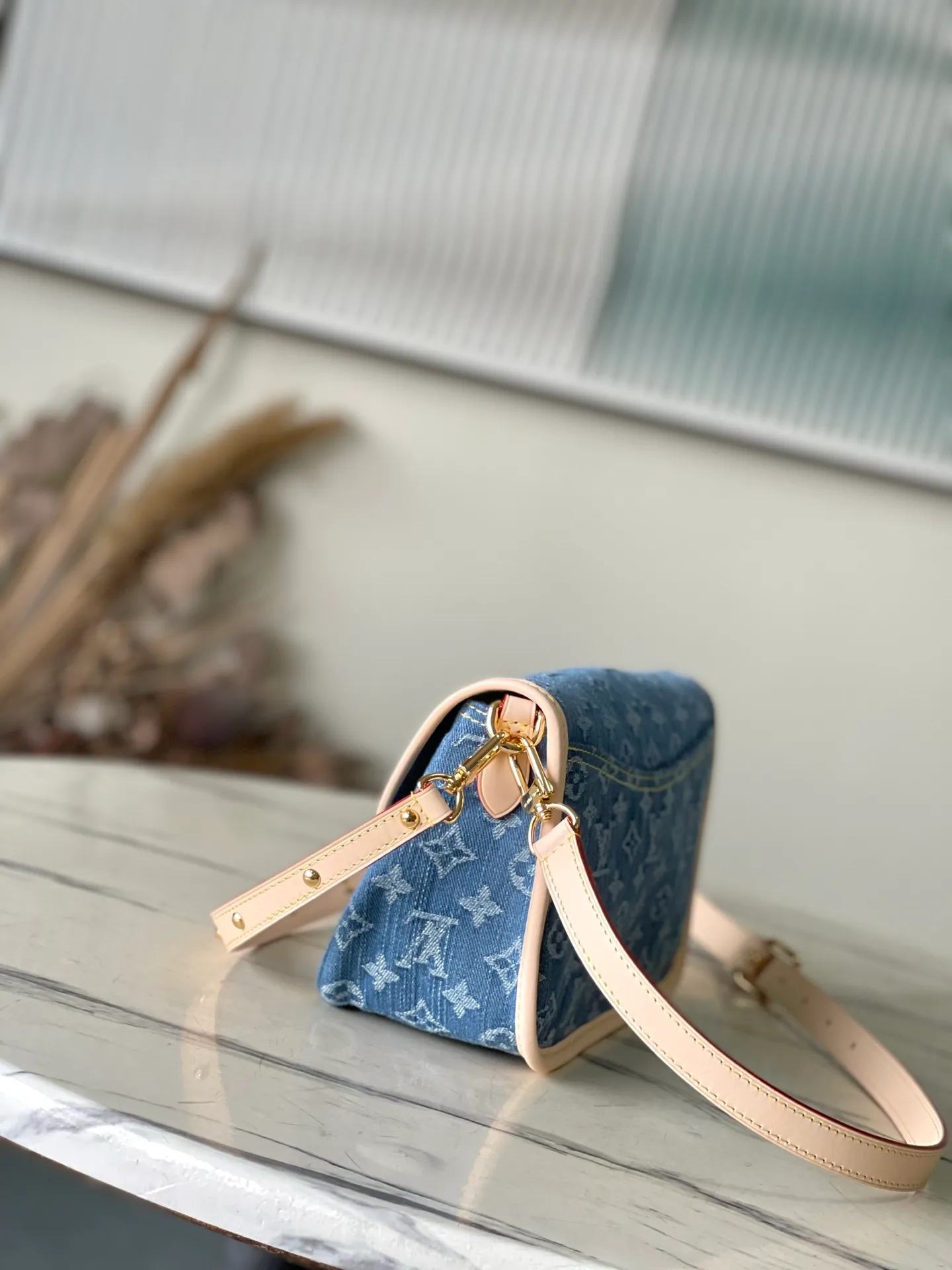 💰1040 Top original order M13070 This Diane handbag is made of classic Monogram denim, decorated with contrasting cow leather trim and dazzling metal parts, using modern touches to interpret the new season interest. The zippered interior pocket keeps valuables secure, and the removable leather shoulder strap allows for a variety of carrying options. Dimensions: 24 × 15 × 9cm