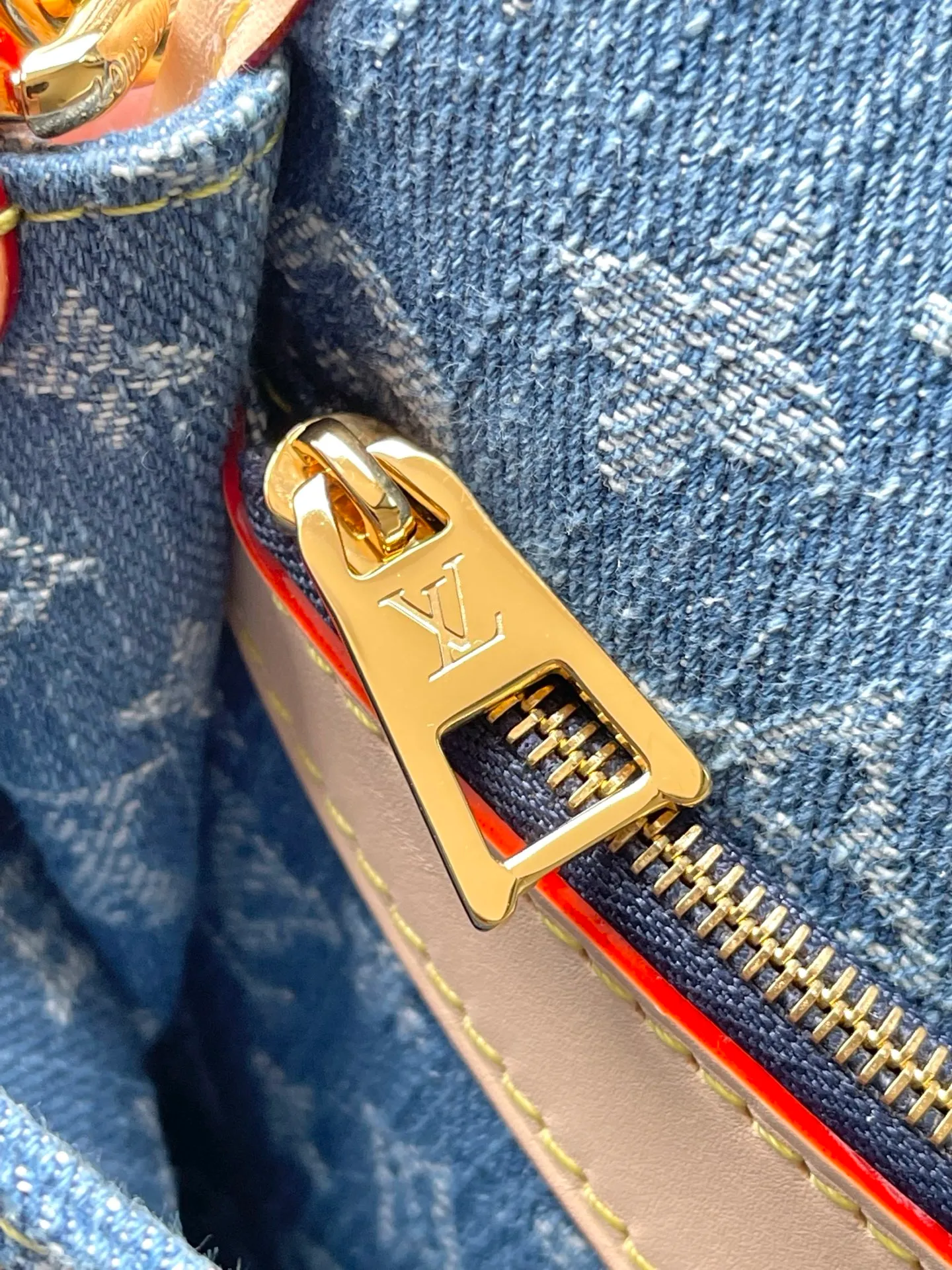 💰1040 Top original order M13070 This Diane handbag is made of classic Monogram denim, decorated with contrasting cow leather trim and dazzling metal parts, using modern touches to interpret the new season interest. The zippered interior pocket keeps valuables secure, and the removable leather shoulder strap allows for a variety of carrying options. Dimensions: 24 × 15 × 9cm