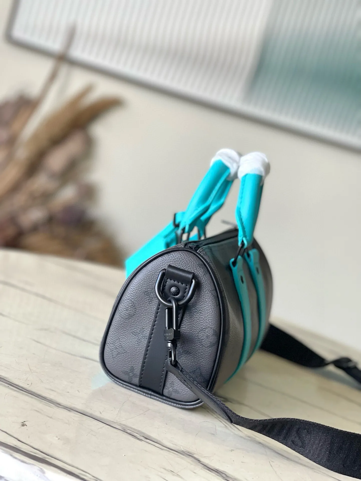💰780 Top Original Order M11645 This Keepall Bandouliere 25 handbag is made of Monogram Eclipse Reverse canvas and leather trim, with reinforced side straps, handles and nameplates rendered in bright colors. The compact silhouette is complemented by matte metal hardware and a removable and adjustable fabric shoulder strap to complete the details. Dimensions: 25 × 15 × 11cm