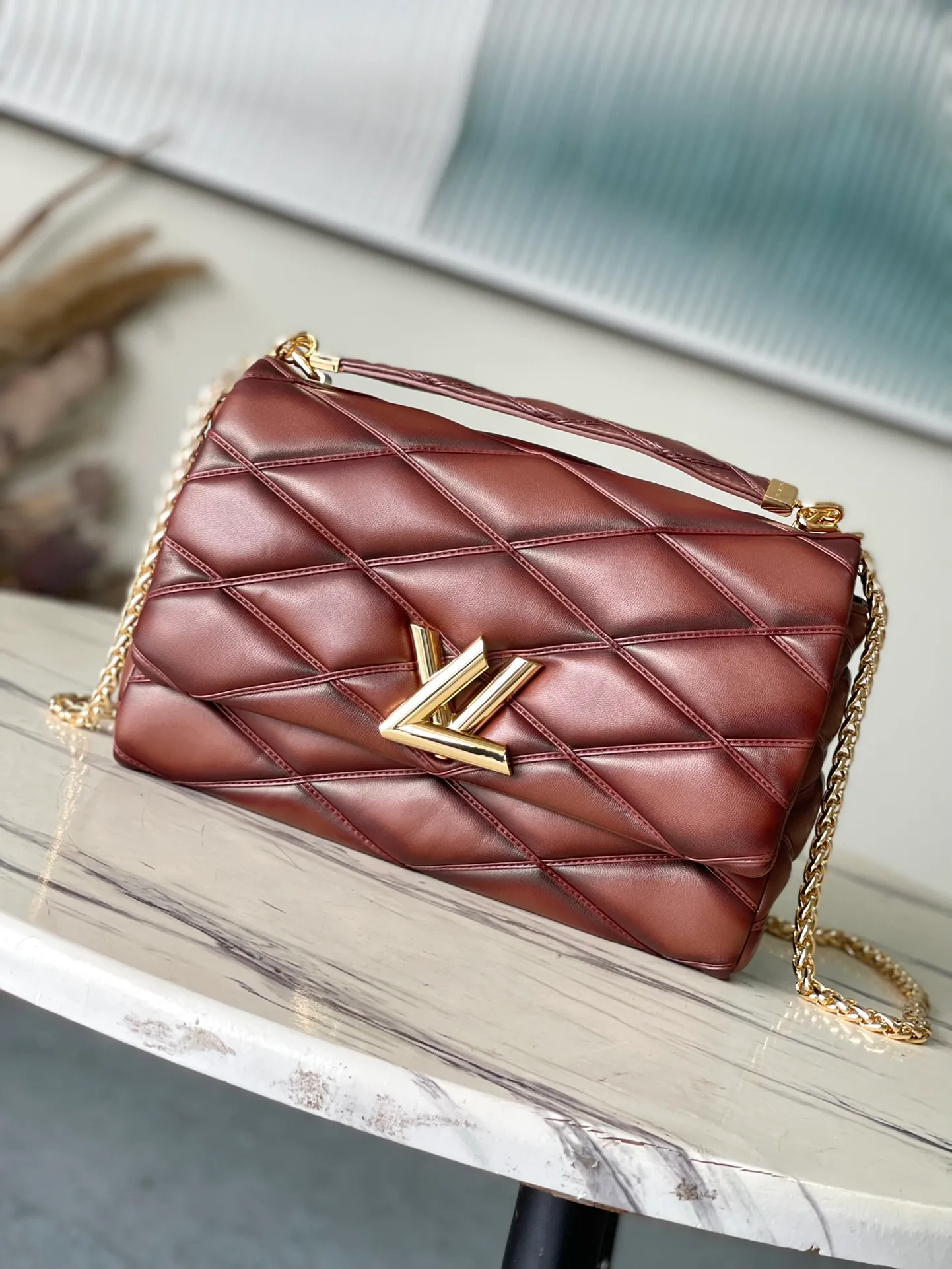 💰1460 (first layer leather) top quality original order M23689 caramel color GO-14 large handbag is made of spun and stitched sheep leather. It is opened with LV Twist twist lock and has an internal zipper pocket and a rear patch pocket with a mirror. The top handle and sliding chain are both detachable, enabling a variety of carrying methods. Dimensions: 31 × 19.5 × 11 cm