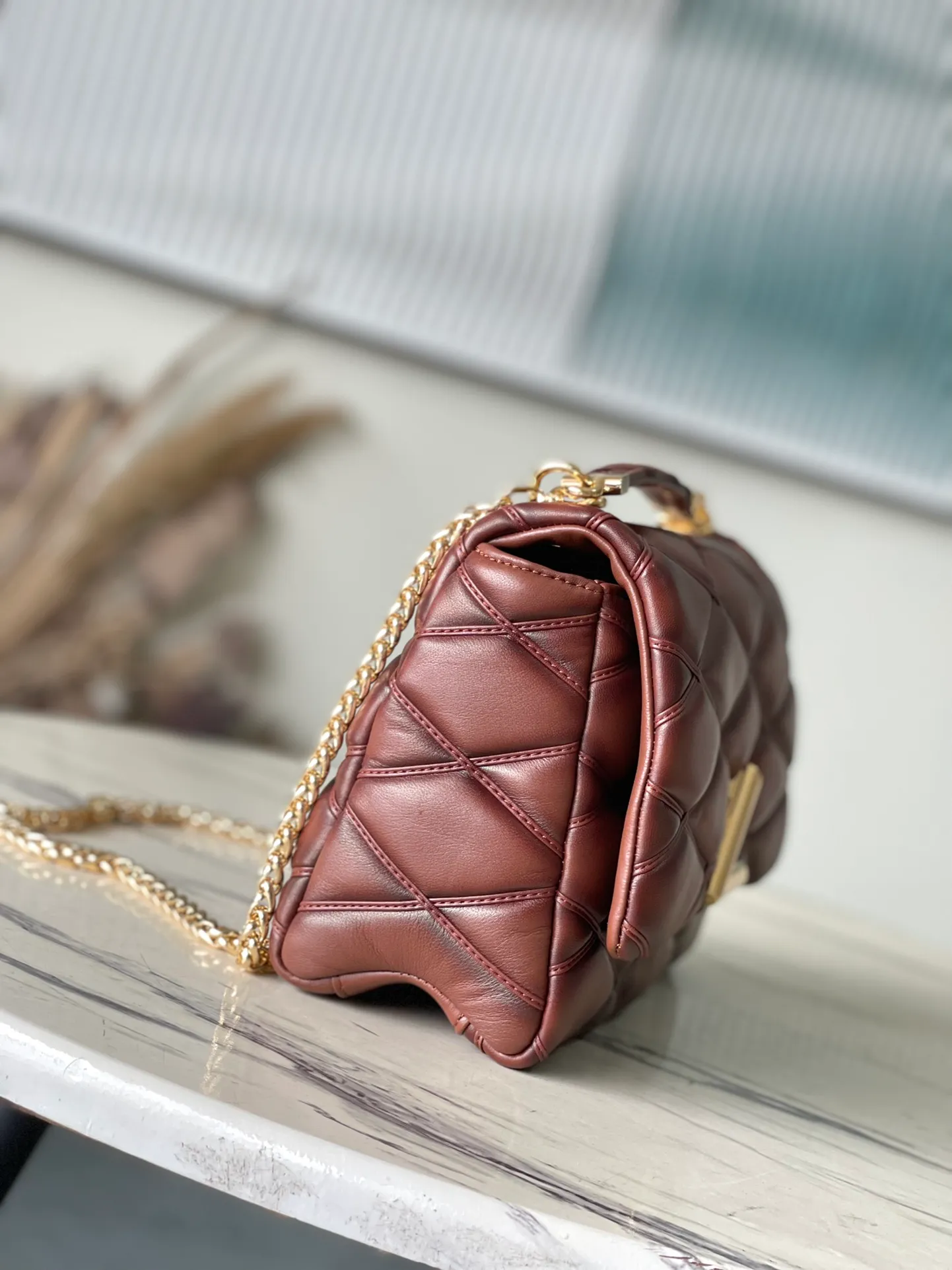 💰1460 (first layer leather) top quality original order M23689 caramel color GO-14 large handbag is made of spun and stitched sheep leather. It is opened with LV Twist twist lock and has an internal zipper pocket and a rear patch pocket with a mirror. The top handle and sliding chain are both detachable, enabling a variety of carrying methods. Dimensions: 31 × 19.5 × 11 cm