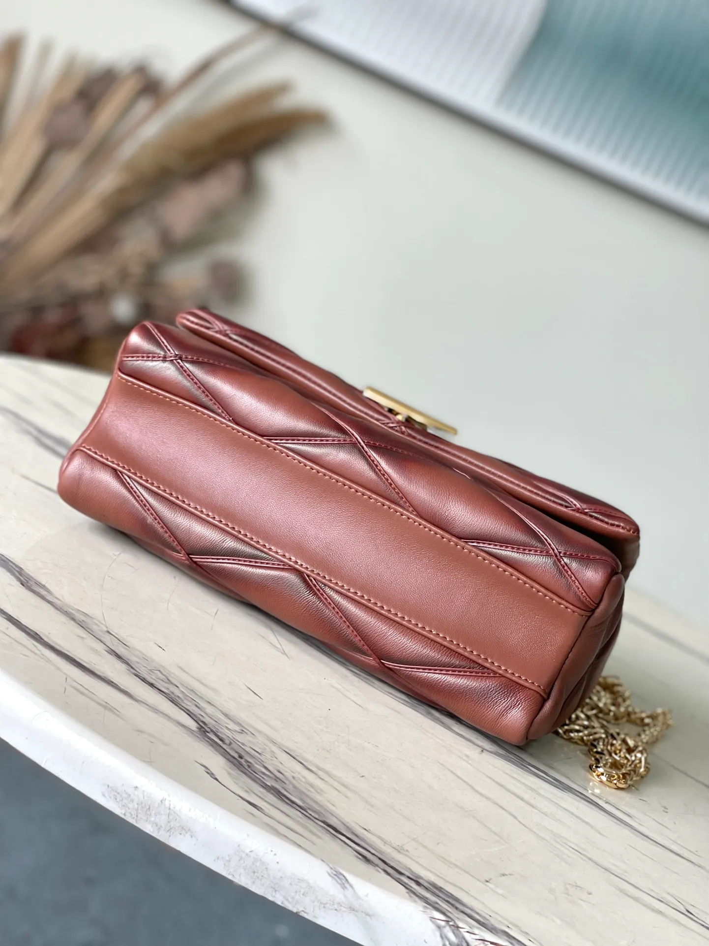 💰1460 (first layer leather) top quality original order M23689 caramel color GO-14 large handbag is made of spun and stitched sheep leather. It is opened with LV Twist twist lock and has an internal zipper pocket and a rear patch pocket with a mirror. The top handle and sliding chain are both detachable, enabling a variety of carrying methods. Dimensions: 31 × 19.5 × 11 cm