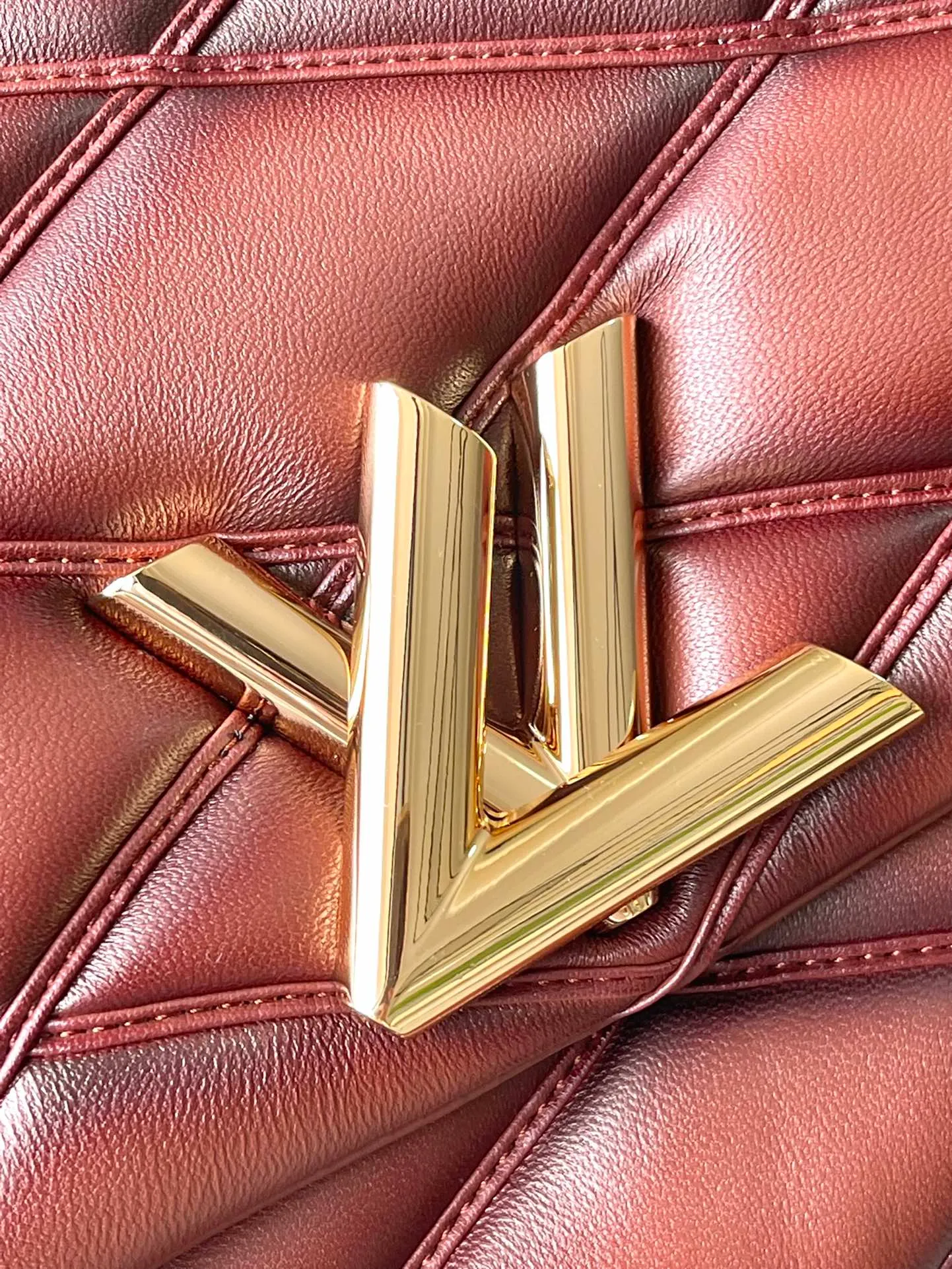 💰1460 (first layer leather) top quality original order M23689 caramel color GO-14 large handbag is made of spun and stitched sheep leather. It is opened with LV Twist twist lock and has an internal zipper pocket and a rear patch pocket with a mirror. The top handle and sliding chain are both detachable, enabling a variety of carrying methods. Dimensions: 31 × 19.5 × 11 cm