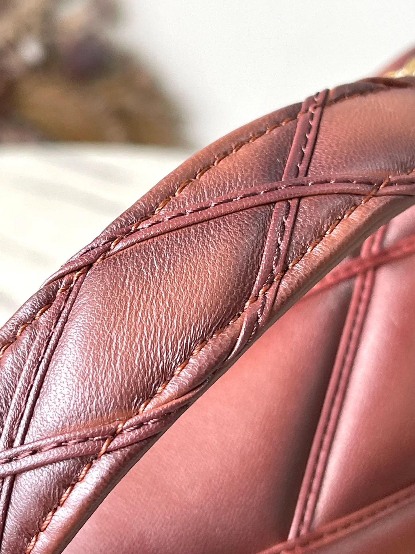 💰1460 (first layer leather) top quality original order M23689 caramel color GO-14 large handbag is made of spun and stitched sheep leather. It is opened with LV Twist twist lock and has an internal zipper pocket and a rear patch pocket with a mirror. The top handle and sliding chain are both detachable, enabling a variety of carrying methods. Dimensions: 31 × 19.5 × 11 cm