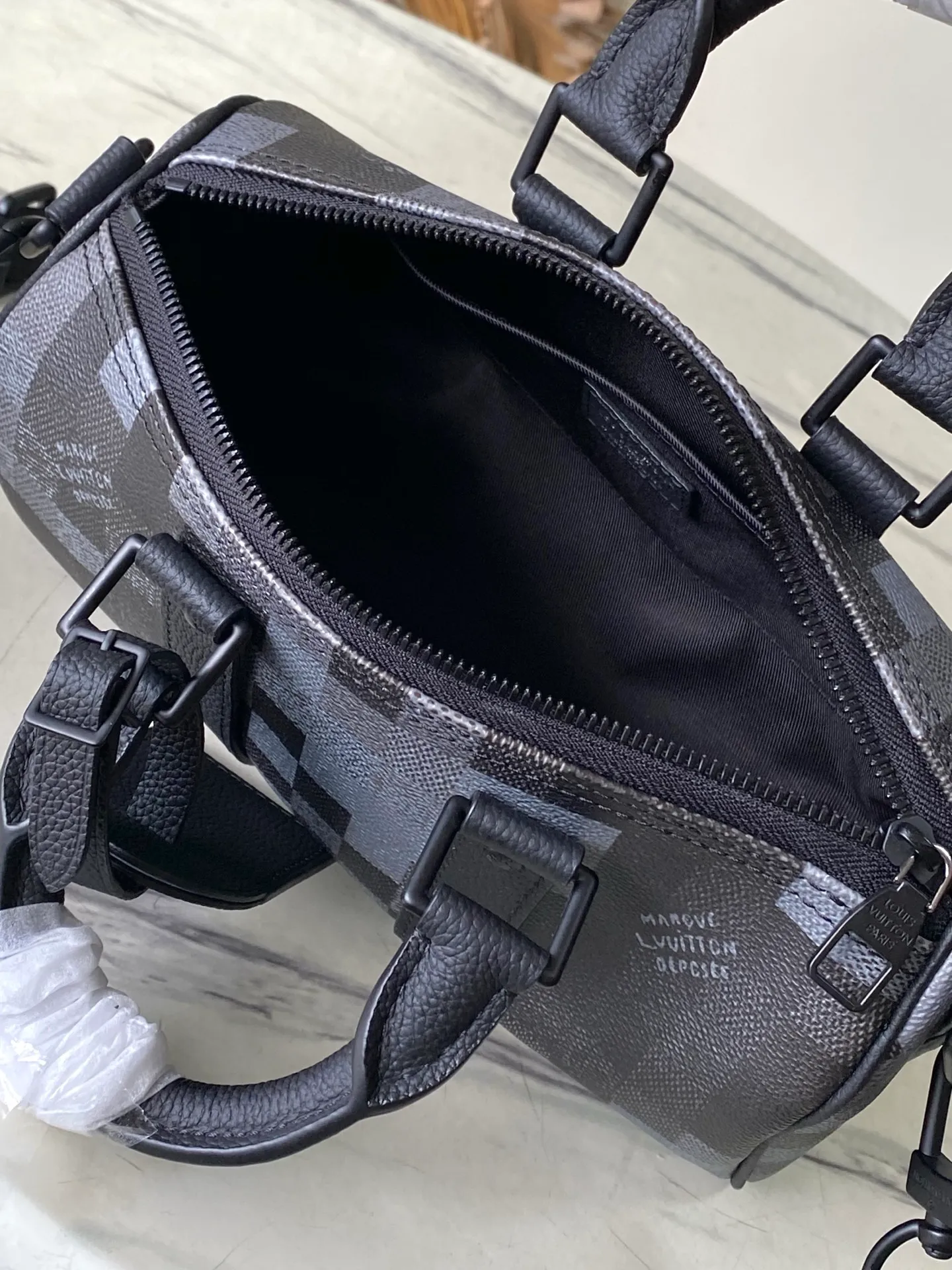 💰940 Top Original Order M14919 Large Keepal Bandouliere 25 Handbag is made of Damoflage Black coated canvas, which vividly reproduces the Damier Graphite pattern under Pharrell Wiliams’ creative aesthetics. The classic plaid presents a pixelated effect, and uses deep tones to create a unique camouflage appearance. The top handle and removable and adjustable shoulder strap provide multiple carrying options. Dimensions: 25 × 15 × 11 cm