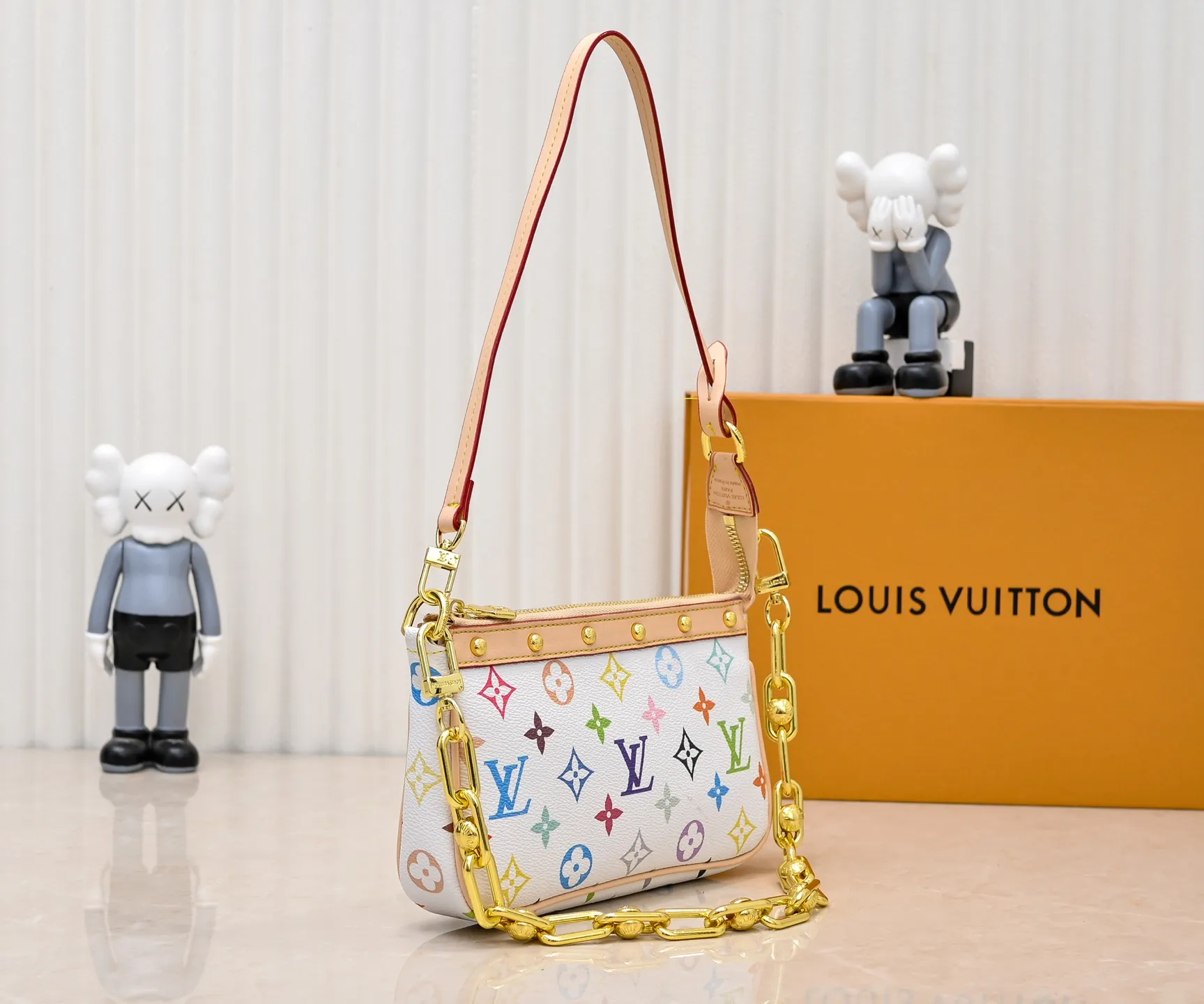 Batch 280💰M13404 Black color White color This Pochette Accessoires handbag is made of coated canvas, with colorful Monogram patterns to interpret the smart style of the Louis Vuitton×Takashi Murakami cross-border collaboration series. Calf leather trim and dazzling hardware add to the sophisticated details, while the detachable shoulder strap and chain provide flexible carry. Size: 22x13x4cm