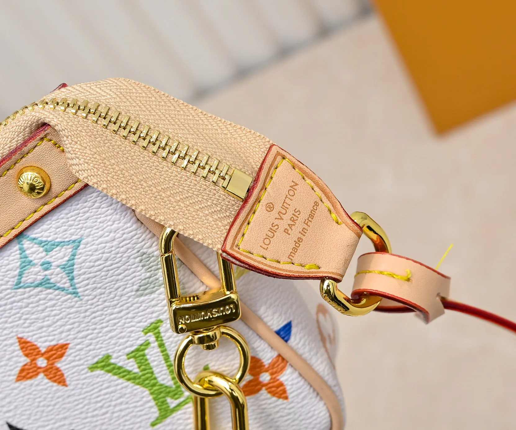Batch 280💰M13404 Black color White color This Pochette Accessoires handbag is made of coated canvas, with colorful Monogram patterns to interpret the smart style of the Louis Vuitton×Takashi Murakami cross-border collaboration series. Calf leather trim and dazzling hardware add to the sophisticated details, while the detachable shoulder strap and chain provide flexible carry. Size: 22x13x4cm
