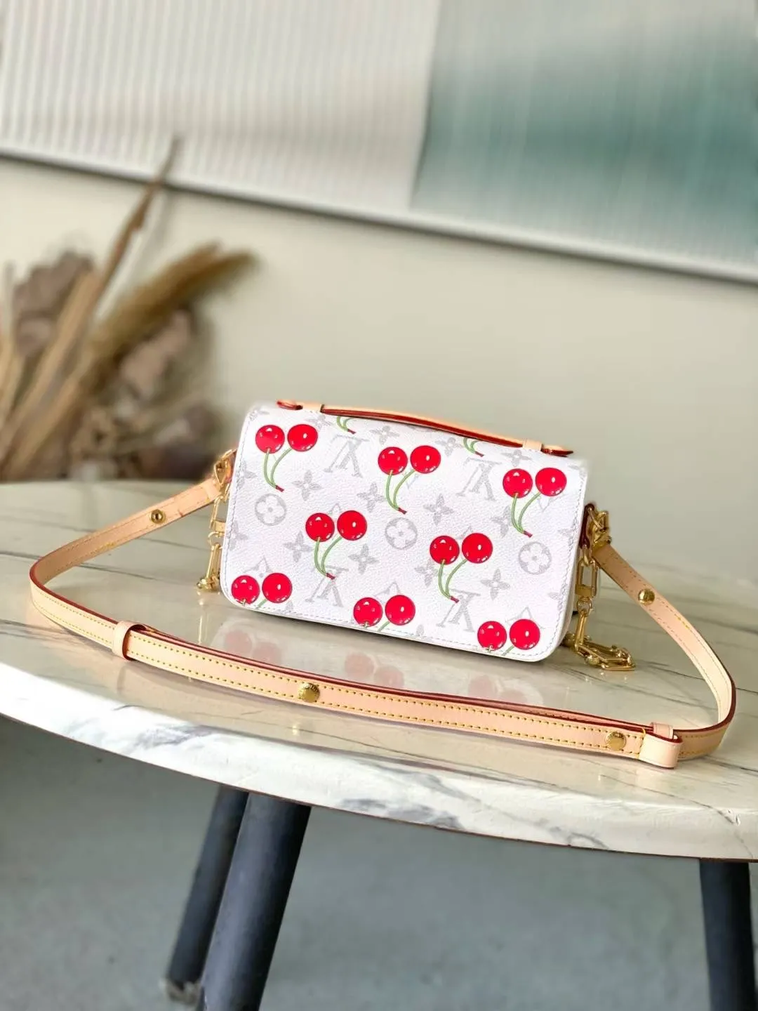 💰940 Top Original Order M14231 This Pochette Metis East West handbag comes from the Louis Vuitton x Takashi Murakami replica series. The Monogram coated canvas is dipped in new season soft tones, which contrasts with the sweet cherry pattern painted by the artist. Yingze's S-lock buckle brightens the overall design, and the exquisite structure is equipped with multiple compartments, making it an elegant choice for daily travel. Dimensions: 21.5 × 13.5 × 6 cm