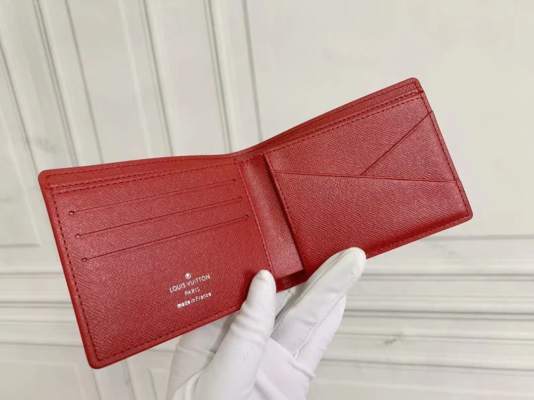 P100💰 M67542/60895 short clip incorporates Supreme's iconic rectangular Box logo into the new Monogram pattern. In addition to the strong collaboration between the two fashion symbols, this special collaboration also symbolizes the passionate dance of New York street style and Louis Vuitton's French elegance. Louis Vuitton embarks on a creative journey of integrating different things to create new highlights. Size 12.8