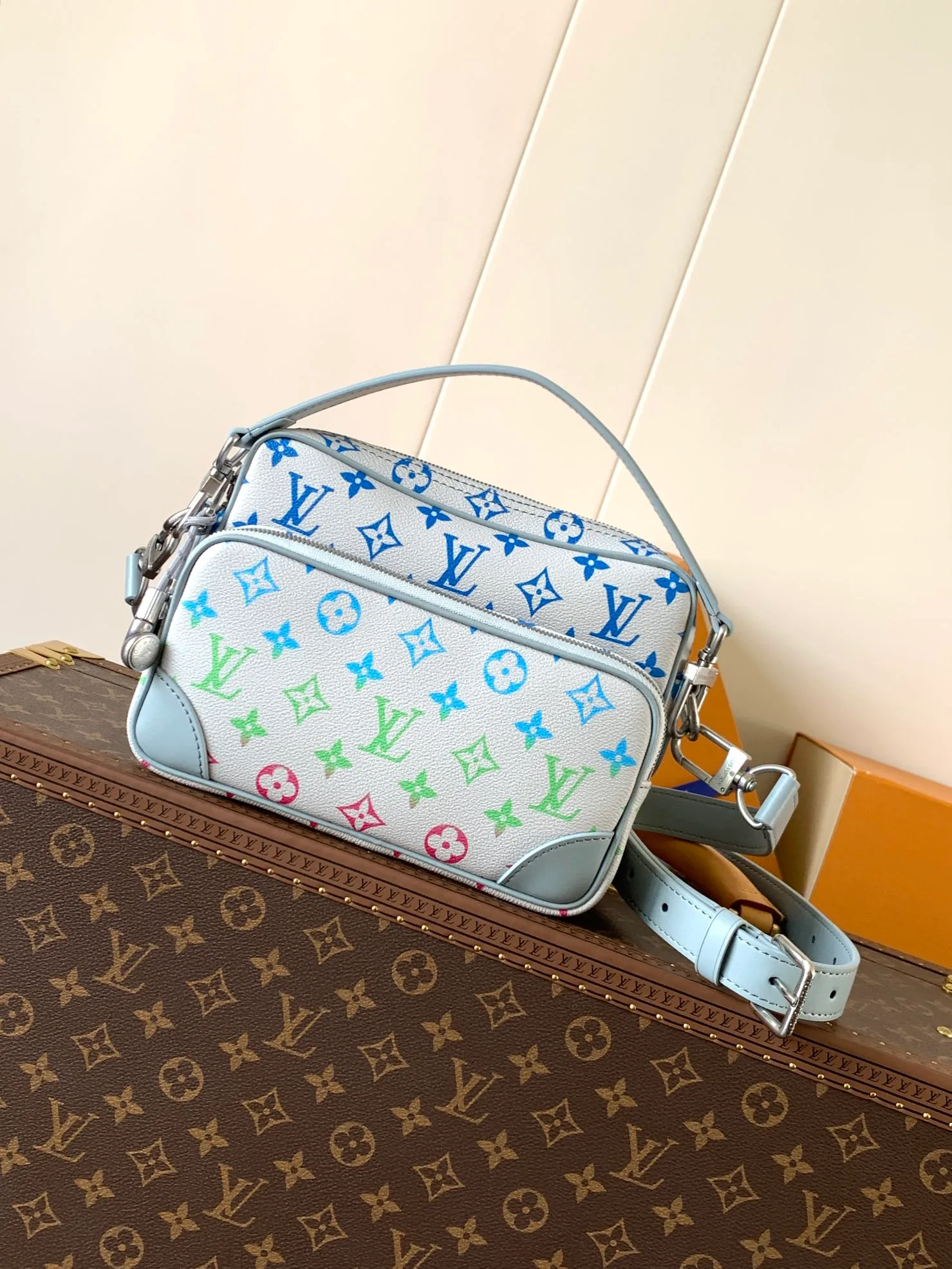 💰1240 Top original order M13897 Top original order Transcoding chip 163C Nil handbag is fashionable and compact. It belongs to the Monogram Archive series. The body is made of Monogram coated canvas and decorated with cow leather trim. Combining vintage details with modern elegance, the bag features reinforced corners and Pharrell Williams' new pearl zippers. The detachable handle and strap are flexible and portable. 25.0 x 17.5 x 11.0 cm (L x H x W) • Monogram coated canvas • Distressed cowhide leather trim • Textile lining • Distressed hardware • Zip closure • Zip front pocket • Main compartment • Interior patch pocket • Shoulder strap: removable, adjustable • Strap half length: 49.0 cm • Strap half length adjustable to: 59.0 cm • Handle: single handle, removable