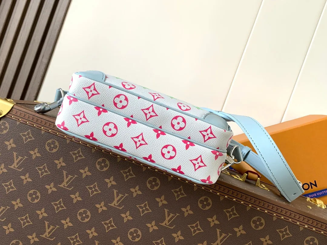 💰1240 Top original order M13897 Top original order Transcoding chip 163C Nil handbag is fashionable and compact. It belongs to the Monogram Archive series. The body is made of Monogram coated canvas and decorated with cow leather trim. Combining vintage details with modern elegance, the bag features reinforced corners and Pharrell Williams' new pearl zippers. The detachable handle and strap are flexible and portable. 25.0 x 17.5 x 11.0 cm (L x H x W) • Monogram coated canvas • Distressed cowhide leather trim • Textile lining • Distressed hardware • Zip closure • Zip front pocket • Main compartment • Interior patch pocket • Shoulder strap: removable, adjustable • Strap half length: 49.0 cm • Strap half length adjustable to: 59.0 cm • Handle: single handle, removable