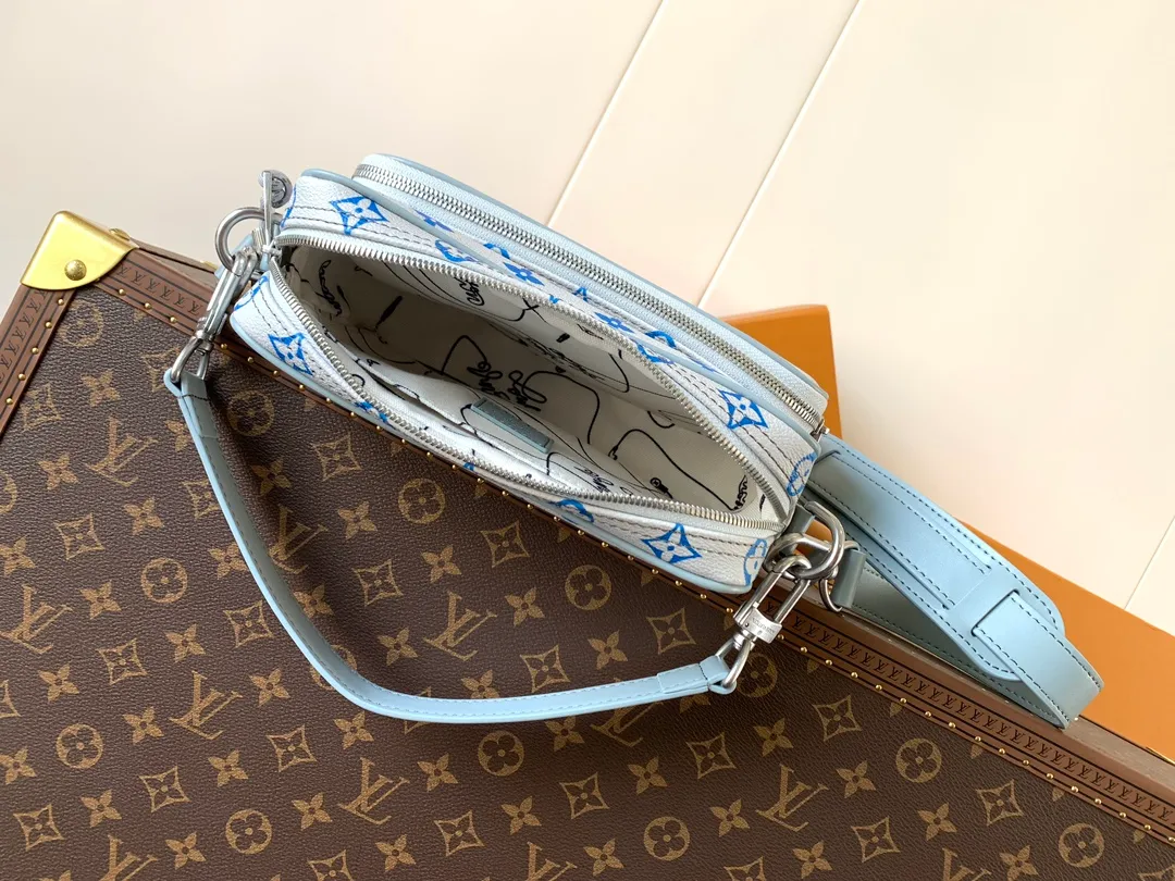💰1240 Top original order M13897 Top original order Transcoding chip 163C Nil handbag is fashionable and compact. It belongs to the Monogram Archive series. The body is made of Monogram coated canvas and decorated with cow leather trim. Combining vintage details with modern elegance, the bag features reinforced corners and Pharrell Williams' new pearl zippers. The detachable handle and strap are flexible and portable. 25.0 x 17.5 x 11.0 cm (L x H x W) • Monogram coated canvas • Distressed cowhide leather trim • Textile lining • Distressed hardware • Zip closure • Zip front pocket • Main compartment • Interior patch pocket • Shoulder strap: removable, adjustable • Strap half length: 49.0 cm • Strap half length adjustable to: 59.0 cm • Handle: single handle, removable