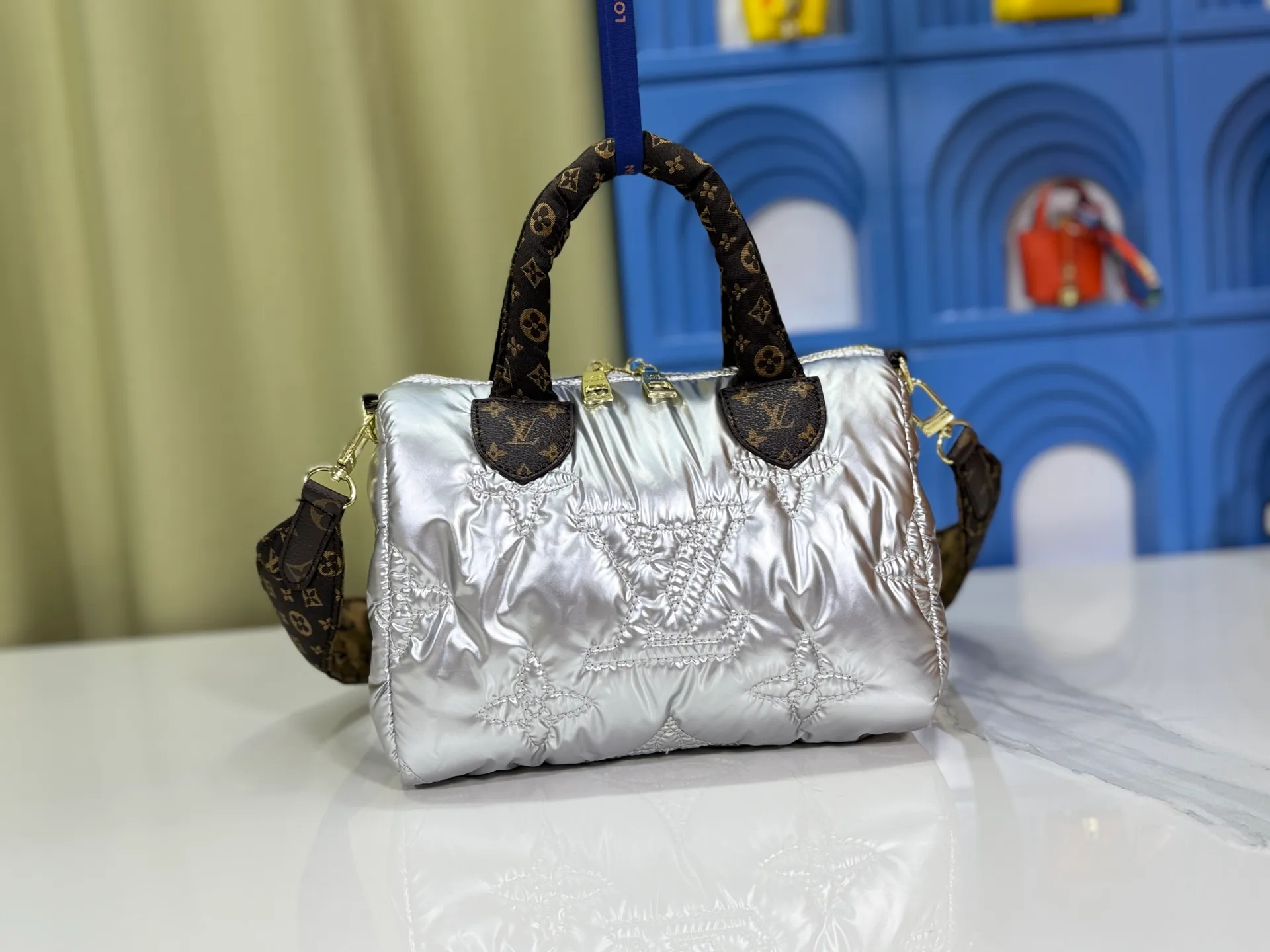P240 upgraded original M21061 M20937 M59008 This LV Pillow Speedy Bandoulière 25 handbag injects a cool attitude into the brand's classic configuration. Recycled padded nylon has a matte sheen, with Monogram embroidery and Mini Monogram canvas trim. The top handle and shoulder strap are both padded, making it softer, warmer and more comfortable to carry. Dimensions: 25.0 x 19.0 x 15.0 cm (length x height x width)