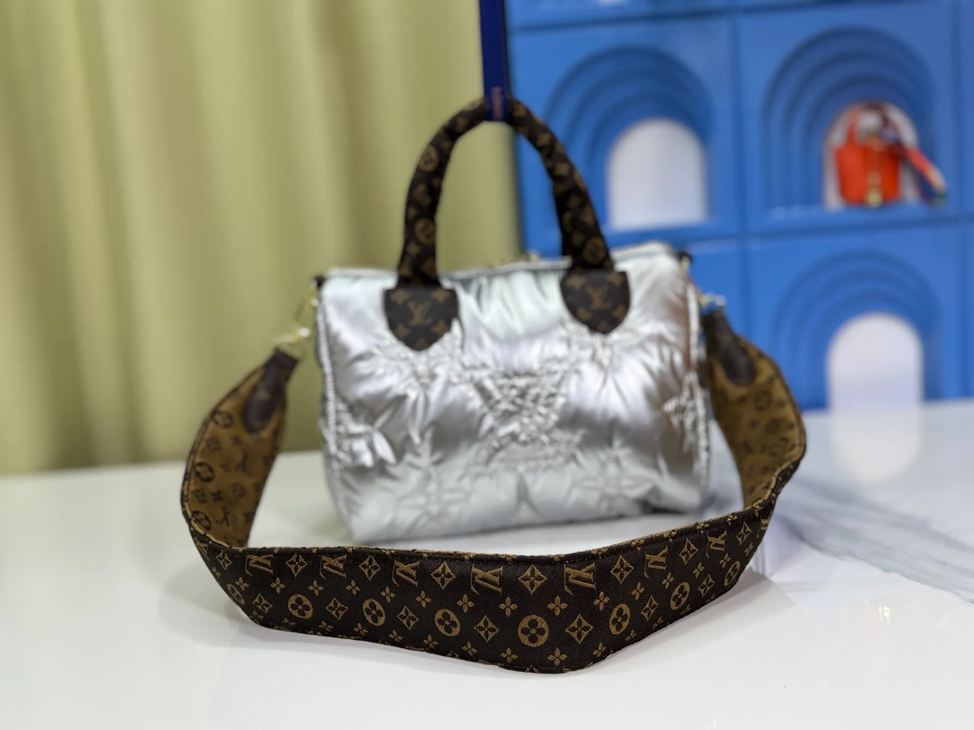 P240 upgraded original M21061 M20937 M59008 This LV Pillow Speedy Bandoulière 25 handbag injects a cool attitude into the brand's classic configuration. Recycled padded nylon has a matte sheen, with Monogram embroidery and Mini Monogram canvas trim. The top handle and shoulder strap are both padded, making it softer, warmer and more comfortable to carry. Dimensions: 25.0 x 19.0 x 15.0 cm (length x height x width)