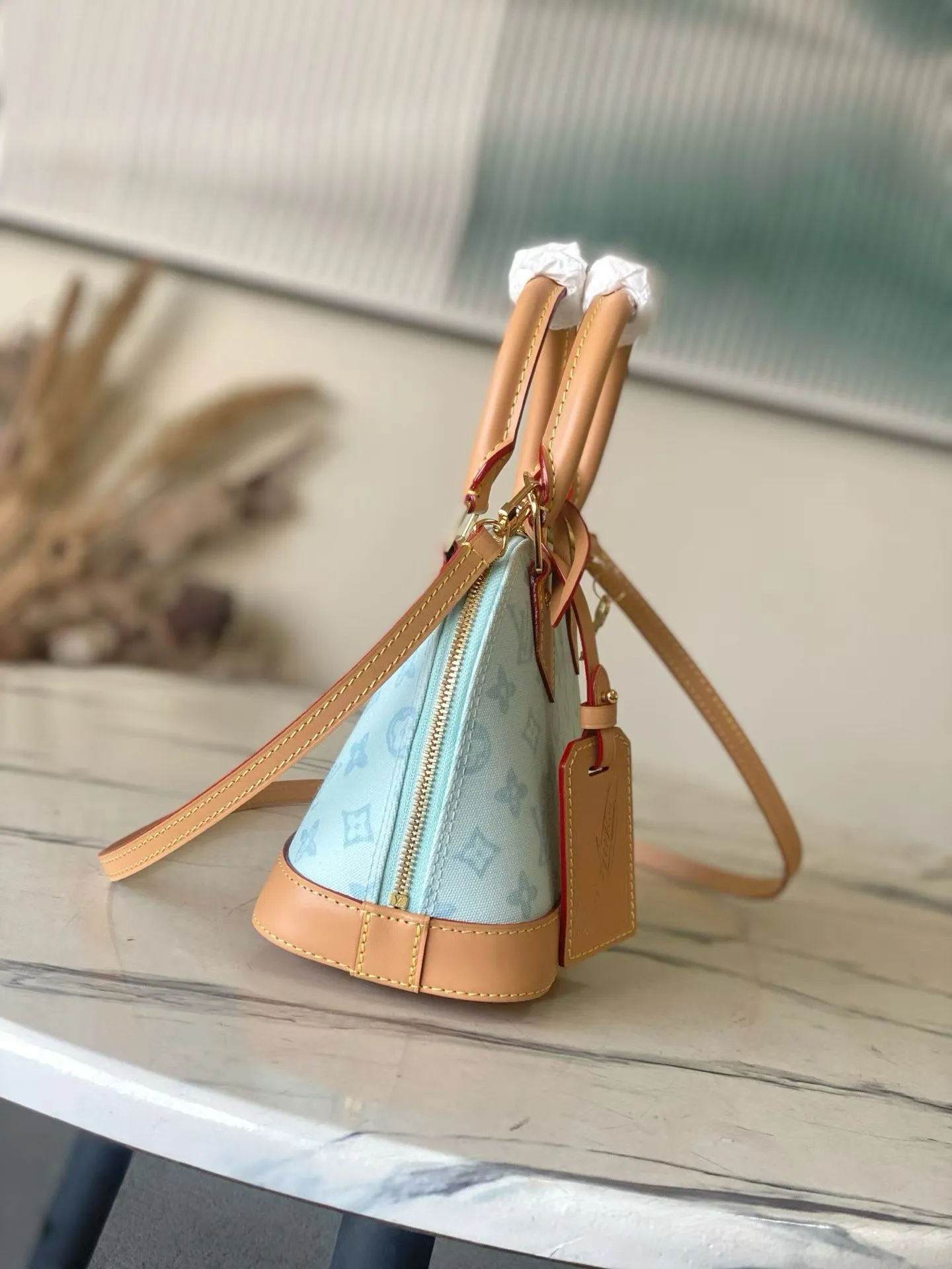 💰880 Top Original Order M27526 LV130th Anniversary Limited Presbyopia Series Color Model This Alma BB handbag traces its origins to the Art Deco style of 1934, with an elegant configuration made of Monogram canvas. A dazzling padlock and key, Toron handle and leather key holder add classic touches, while the detachable and adjustable shoulder strap makes it easy to carry across the body. Dimensions: 17.5 x 11.5 x 23.5 cm (height x width x length)