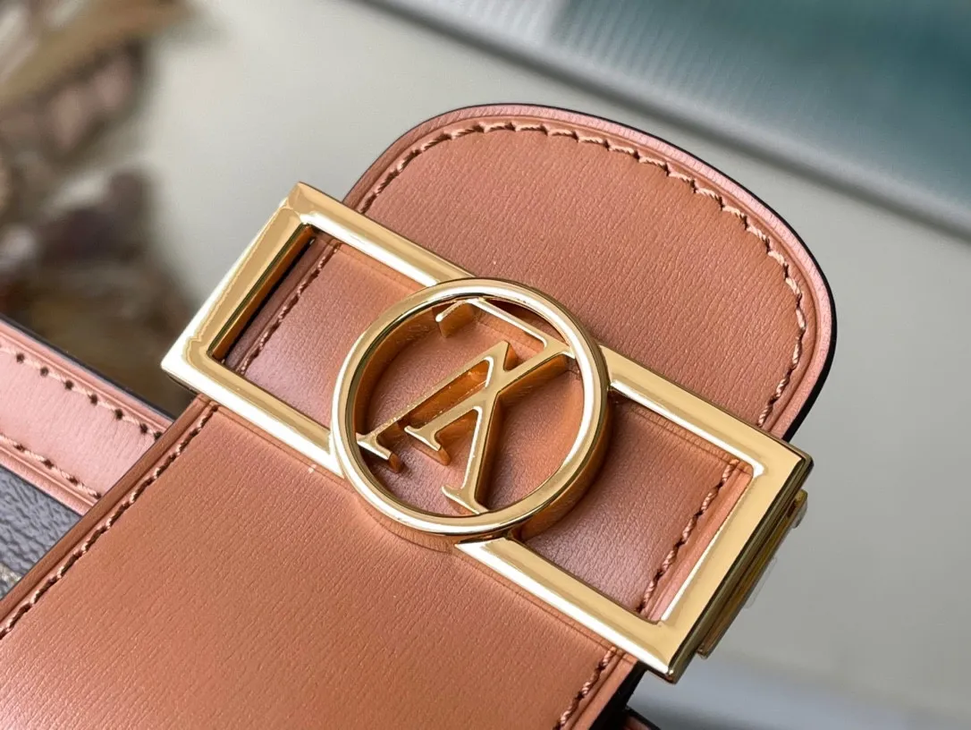 💰820 (steel hardware) top original order M45959 small size Nicolas Ghesquière launches a new Mini Dauphine handbag in the spring and summer of 2019. The mini design combines Monogram and Monogram Reverse canvas with cow leather trim. The LV lock buckle shines brightly, and the leather shoulder strap adds a modern look. Suitable for day and night carry. Dimensions: 20 x 15 x 9 cm