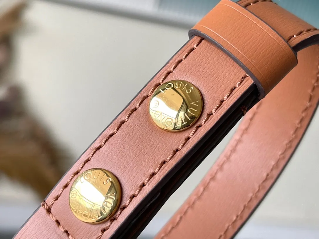 💰820 (steel hardware) top original order M45959 small size Nicolas Ghesquière launches a new Mini Dauphine handbag in the spring and summer of 2019. The mini design combines Monogram and Monogram Reverse canvas with cow leather trim. The LV lock buckle shines brightly, and the leather shoulder strap adds a modern look. Suitable for day and night carry. Dimensions: 20 x 15 x 9 cm