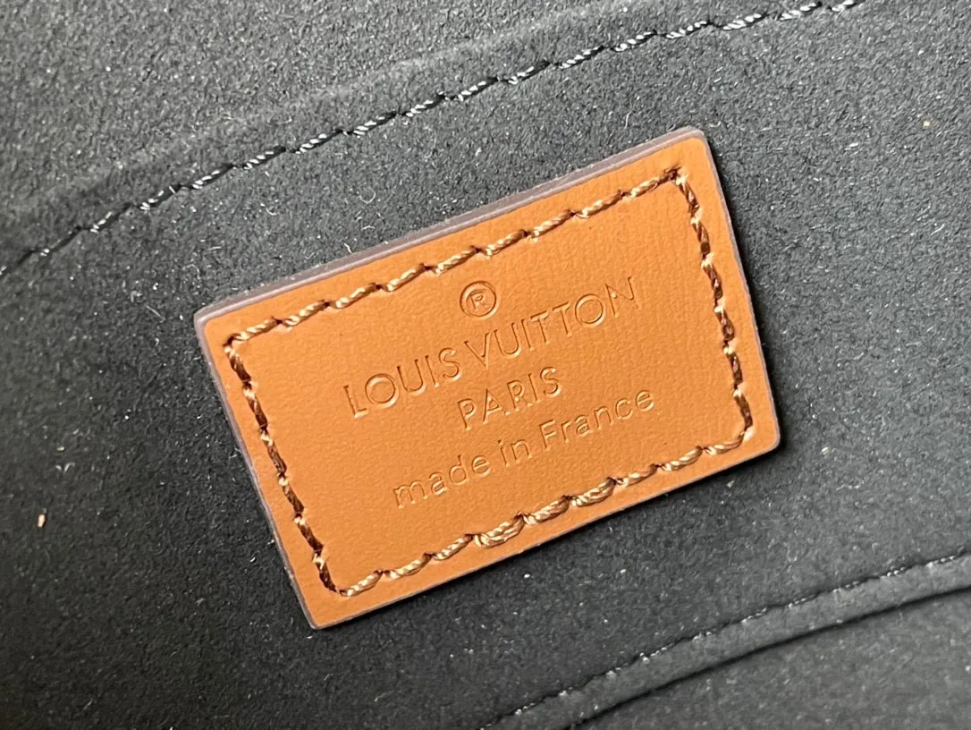 💰820 (steel hardware) top original order M45959 small size Nicolas Ghesquière launches a new Mini Dauphine handbag in the spring and summer of 2019. The mini design combines Monogram and Monogram Reverse canvas with cow leather trim. The LV lock buckle shines brightly, and the leather shoulder strap adds a modern look. Suitable for day and night carry. Dimensions: 20 x 15 x 9 cm