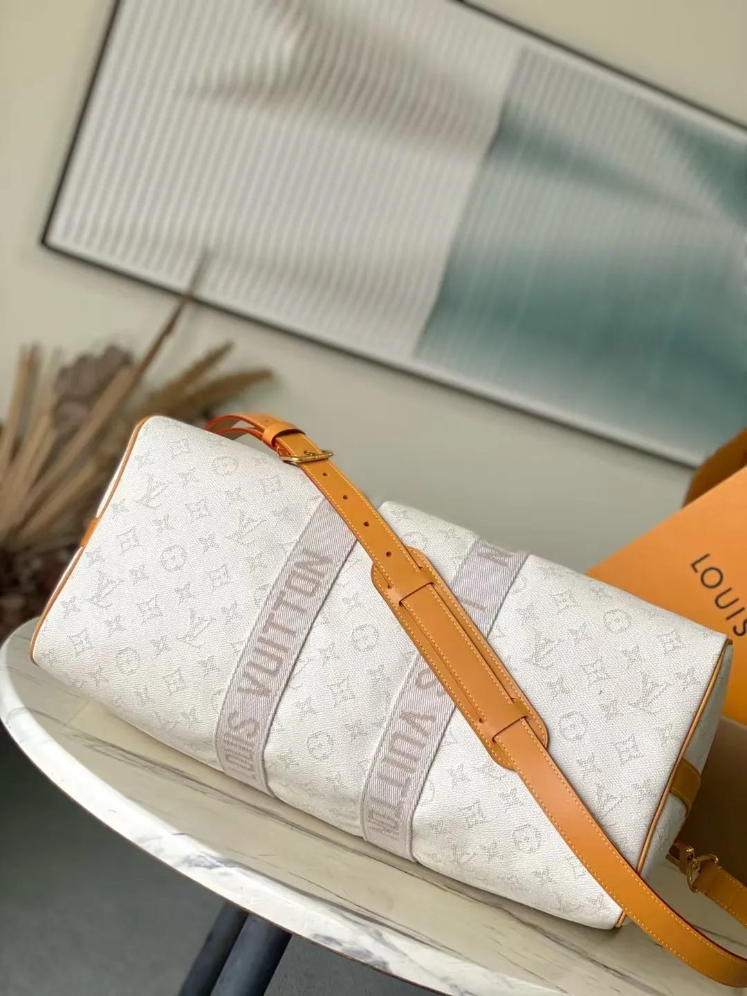 💰1180 Top original order M14838 This Keepall Bandouliere 45 travel bag is made of Monogram Heritage coated canvas, conveying the cruise travel style with gorgeous style. The restrained color scheme and distressed metal pieces exude sophistication, while the soft cowhide leather details reflect the brand's exquisite craftsmanship. The top handle and removable and adjustable shoulder strap allow for a variety of carrying options. Dimensions: 45 × 27 × 20 cm