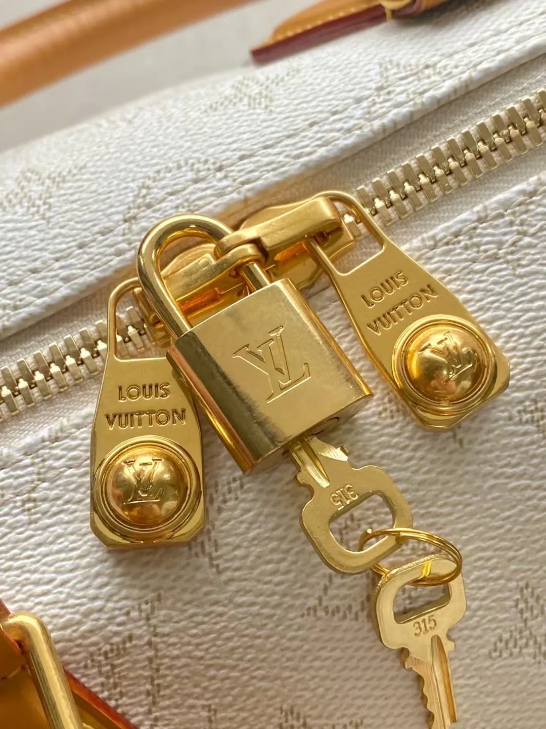 💰1180 Top original order M14838 This Keepall Bandouliere 45 travel bag is made of Monogram Heritage coated canvas, conveying the cruise travel style with gorgeous style. The restrained color scheme and distressed metal pieces exude sophistication, while the soft cowhide leather details reflect the brand's exquisite craftsmanship. The top handle and removable and adjustable shoulder strap allow for a variety of carrying options. Dimensions: 45 × 27 × 20 cm