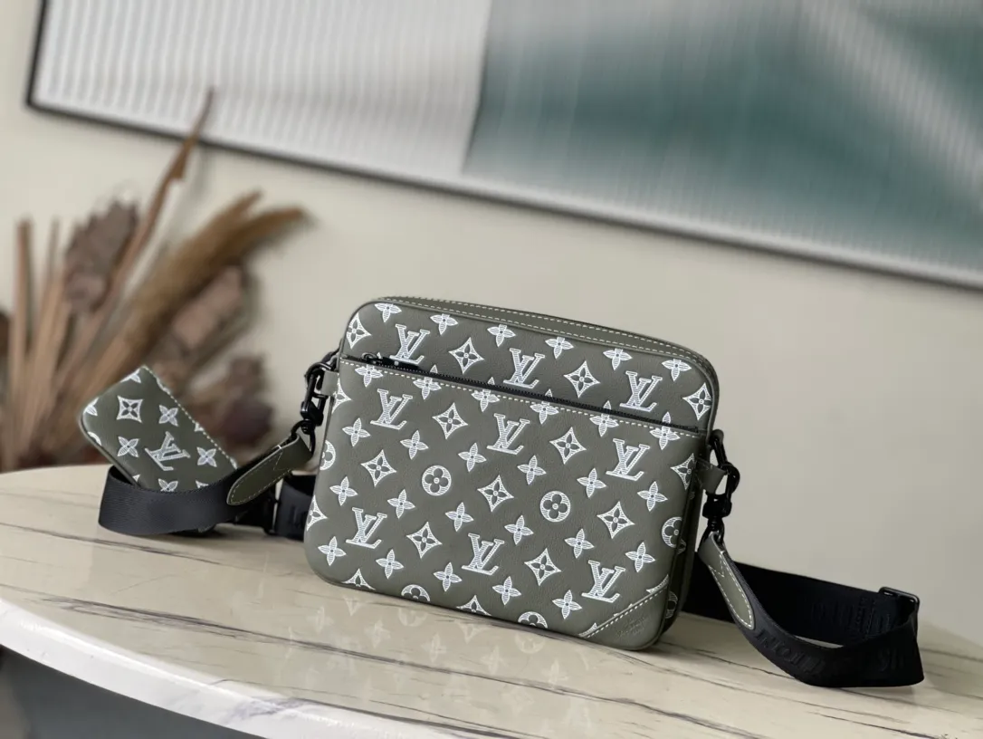 💰1060 (top-grain leather) top-quality original M12490 This Trio messenger bag is made of Monogram embossed cow leather. The zippered front pocket and the small coin purse on the shoulder strap are both detachable, enriching the functional design with the main compartment. The removable and adjustable jacquard fabric shoulder strap is marked with the brand's logo for comfortable shoulder and cross-body wear. 25 x 18.5 x 7 cm (length x height x width)