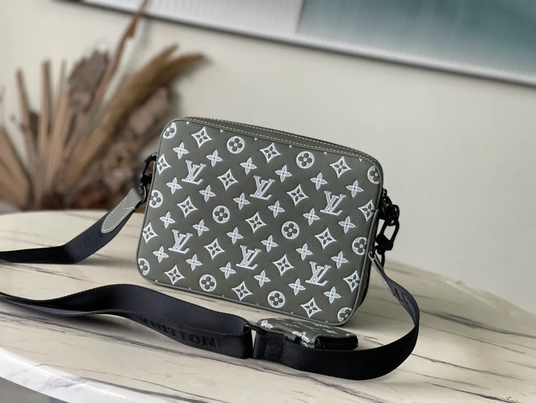💰1060 (top-grain leather) top-quality original M12490 This Trio messenger bag is made of Monogram embossed cow leather. The zippered front pocket and the small coin purse on the shoulder strap are both detachable, enriching the functional design with the main compartment. The removable and adjustable jacquard fabric shoulder strap is marked with the brand's logo for comfortable shoulder and cross-body wear. 25 x 18.5 x 7 cm (length x height x width)