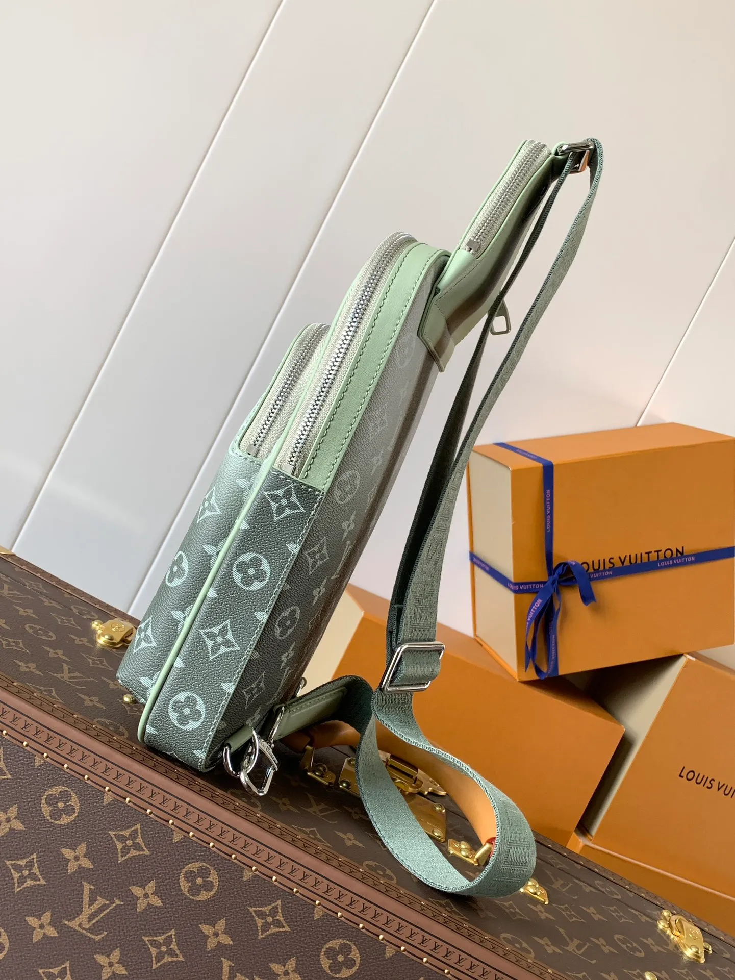 💰900 Top Original Order M11702 Gradient Green Top Original Order Changing Chip Chest Bag Slingbag PM crossbody bag is made of Monogram green gradient canvas, and the Monogram pattern gradually disappears into the background. Colors and delicate gradients convey a sense of sophistication. This compact crossbody bag has one main compartment and an external zippered pocket, as well as a triangular zippered pocket with a strap that connects to the bag. Dimensions 20×31×10cm750 (length x height x width)