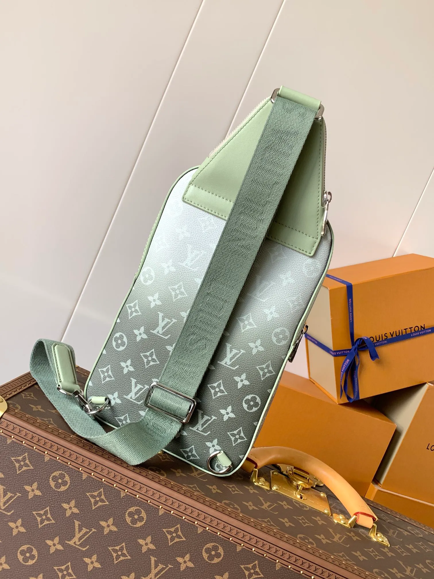 💰900 Top Original Order M11702 Gradient Green Top Original Order Changing Chip Chest Bag Slingbag PM crossbody bag is made of Monogram green gradient canvas, and the Monogram pattern gradually disappears into the background. Colors and delicate gradients convey a sense of sophistication. This compact crossbody bag has one main compartment and an external zippered pocket, as well as a triangular zippered pocket with a strap that connects to the bag. Dimensions 20×31×10cm750 (length x height x width)