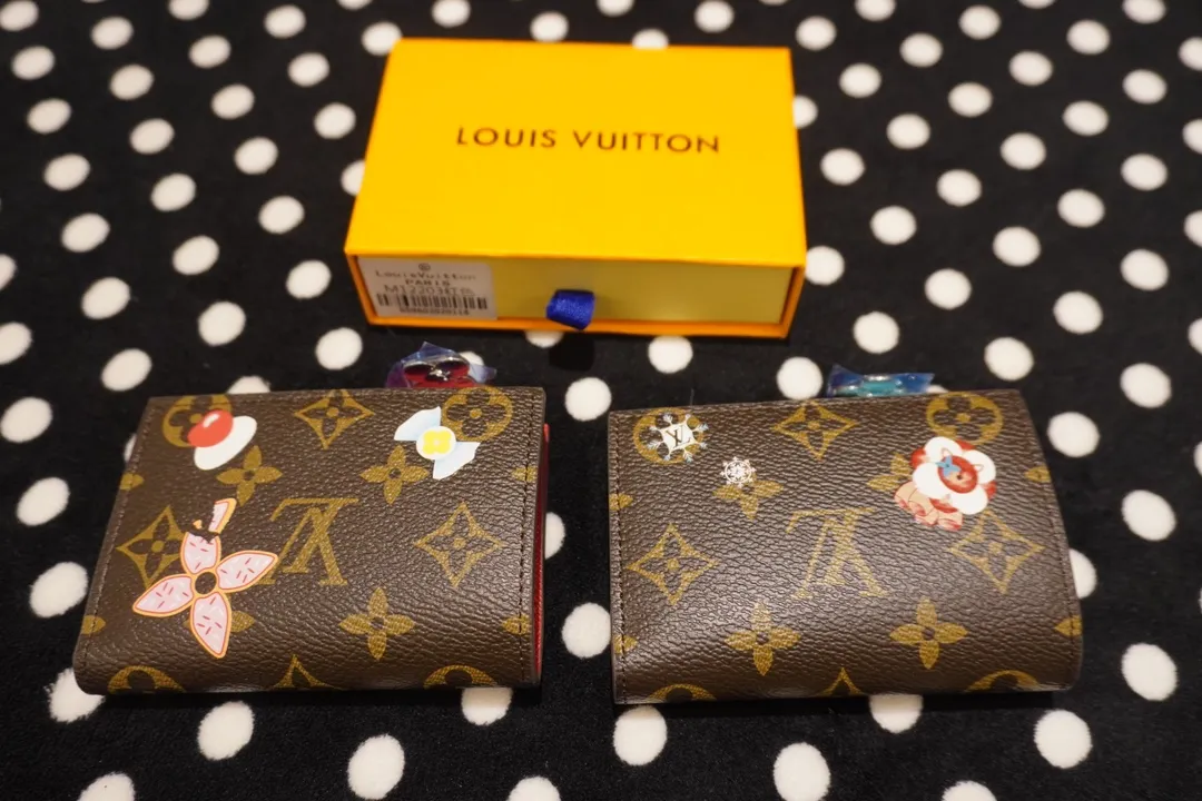 P130💰 82382, model number 12487 This LV Charms card holder is from the SnowShow series, incorporating smooth leather trim and festive patterns into the iconic Monogram canvas. The brand mascot Vivienne’s pet dog Petula lives in a corner, and Vivienne decorations and LV flowers complete the exquisite design. Dimensions 11x9x2