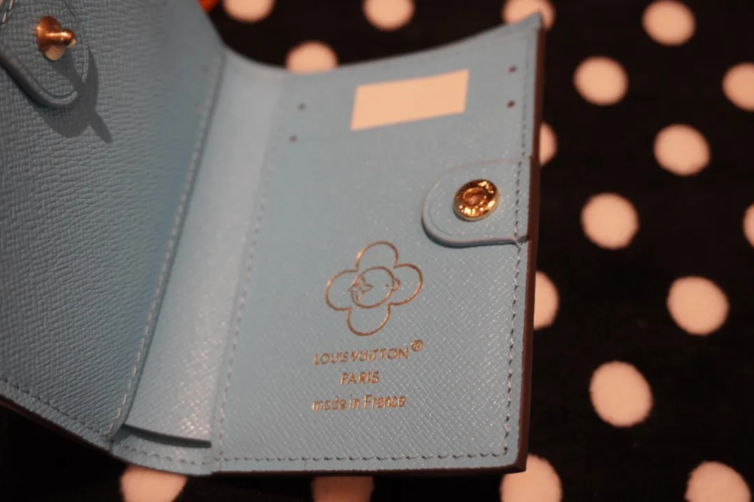 P130💰 82382, model number 12487 This LV Charms card holder is from the SnowShow series, incorporating smooth leather trim and festive patterns into the iconic Monogram canvas. The brand mascot Vivienne’s pet dog Petula lives in a corner, and Vivienne decorations and LV flowers complete the exquisite design. Dimensions 11x9x2