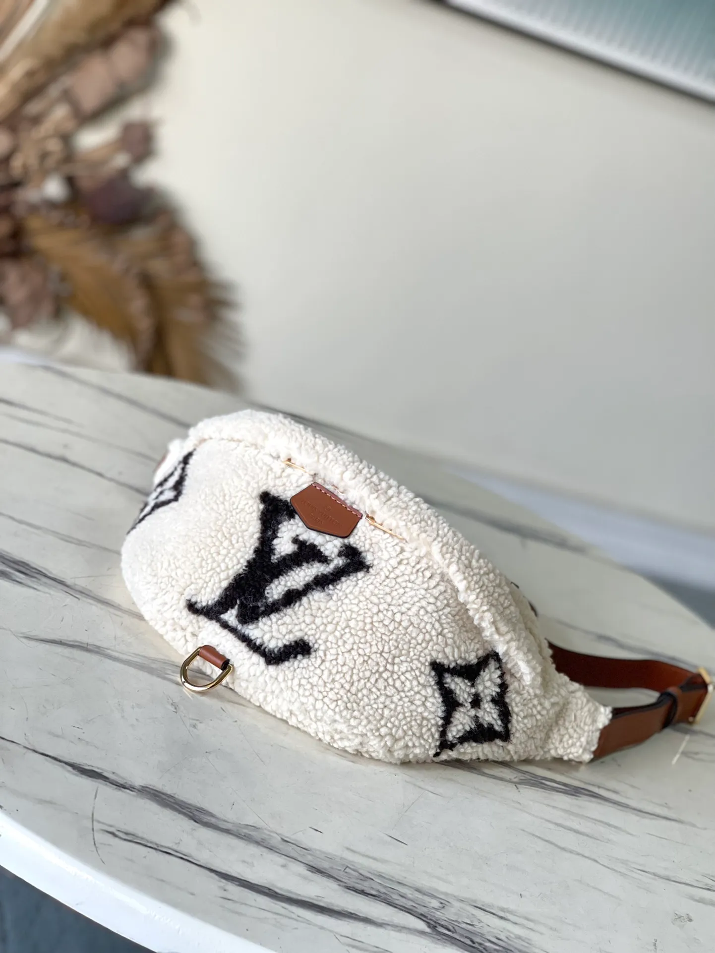 💰1180 Top original order M23715 off-white waist bag chest bag series BUMBAG waist bag This medium waist bag is made of fine wool leather to create a comfortable texture, and is trimmed with dark Monogram pattern village leather. Featuring a large inner compartment and outer back pocket, it can be worn around the waist, on the shoulder or cross-body. 37x14x13 cm (length x height x width)