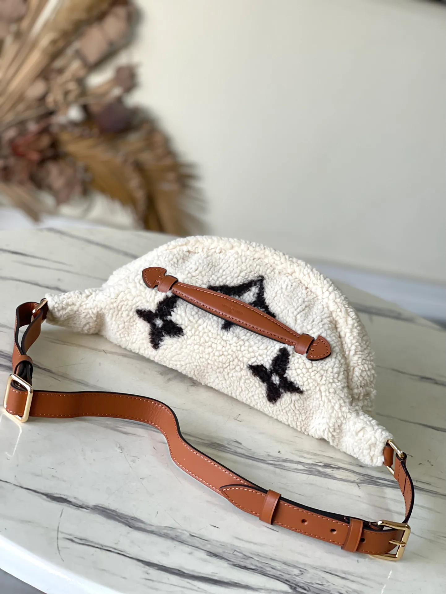 💰1180 Top original order M23715 off-white waist bag chest bag series BUMBAG waist bag This medium waist bag is made of fine wool leather to create a comfortable texture, and is trimmed with dark Monogram pattern village leather. Featuring a large inner compartment and outer back pocket, it can be worn around the waist, on the shoulder or cross-body. 37x14x13 cm (length x height x width)