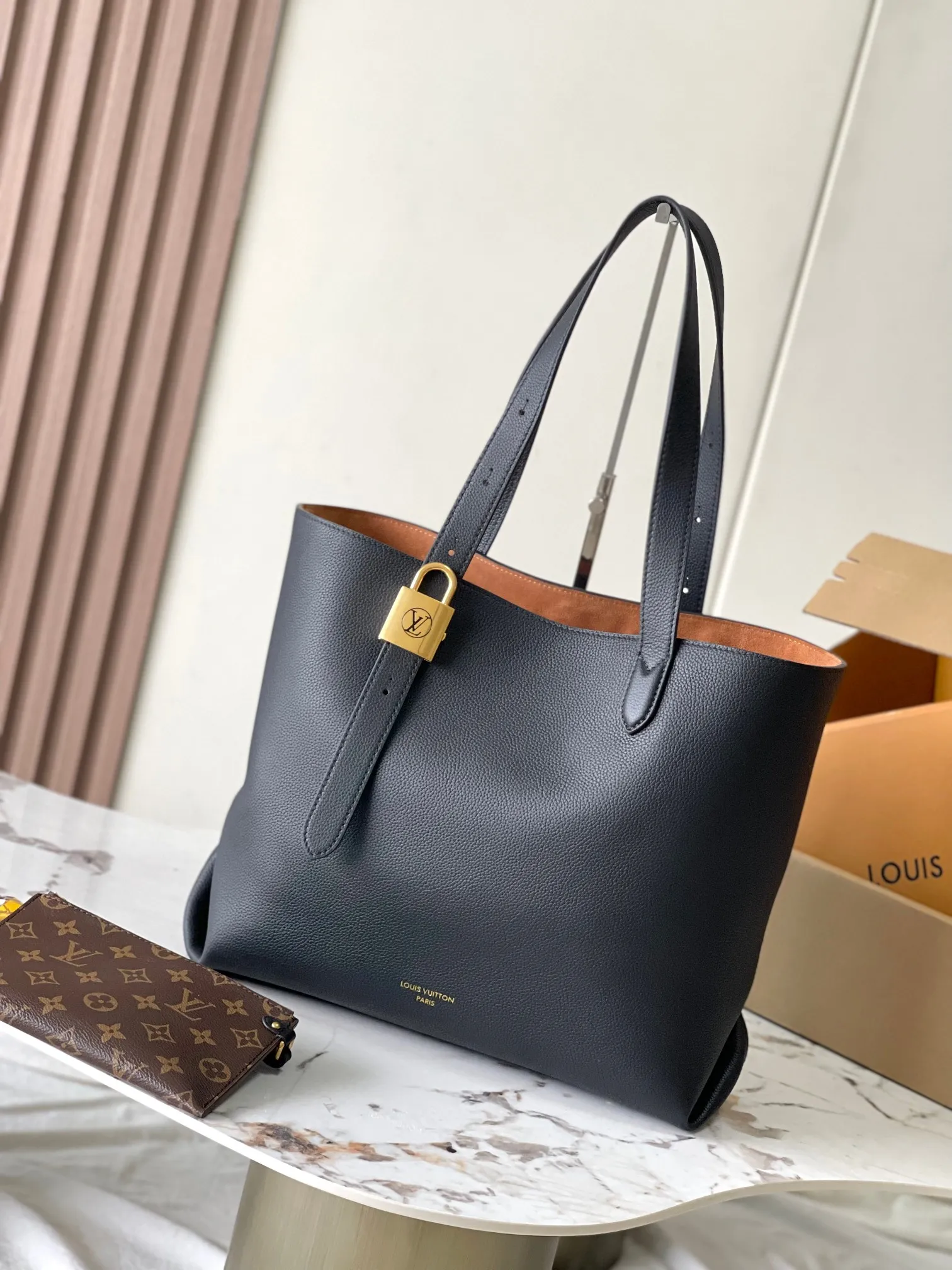 p3000 [Special grade MB chip version original leather] This medium-sized Low Key Cabas handbag is made of soft grained cow leather wrapped with suede leather lining, creating a gorgeous style with ingenuity. Model: M25341 black dynamic chip version Material: A-grade all-steel hardware, imported original fabric Packaging: full set of original factory duty-free MB packaging Size: 47*30*14cM